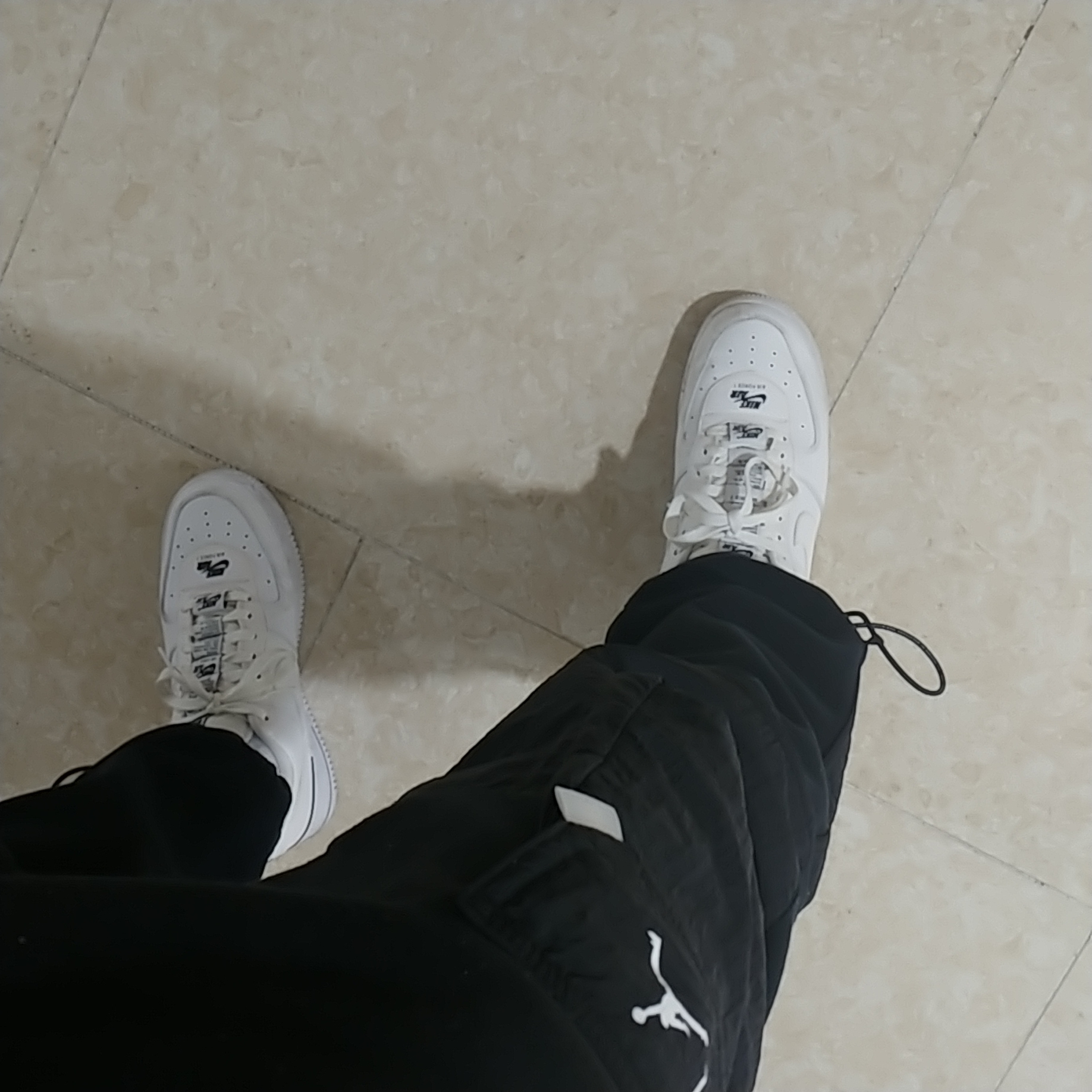 Nike Air Force 1 '07 Low Added Air White 착용 스타일 - 3