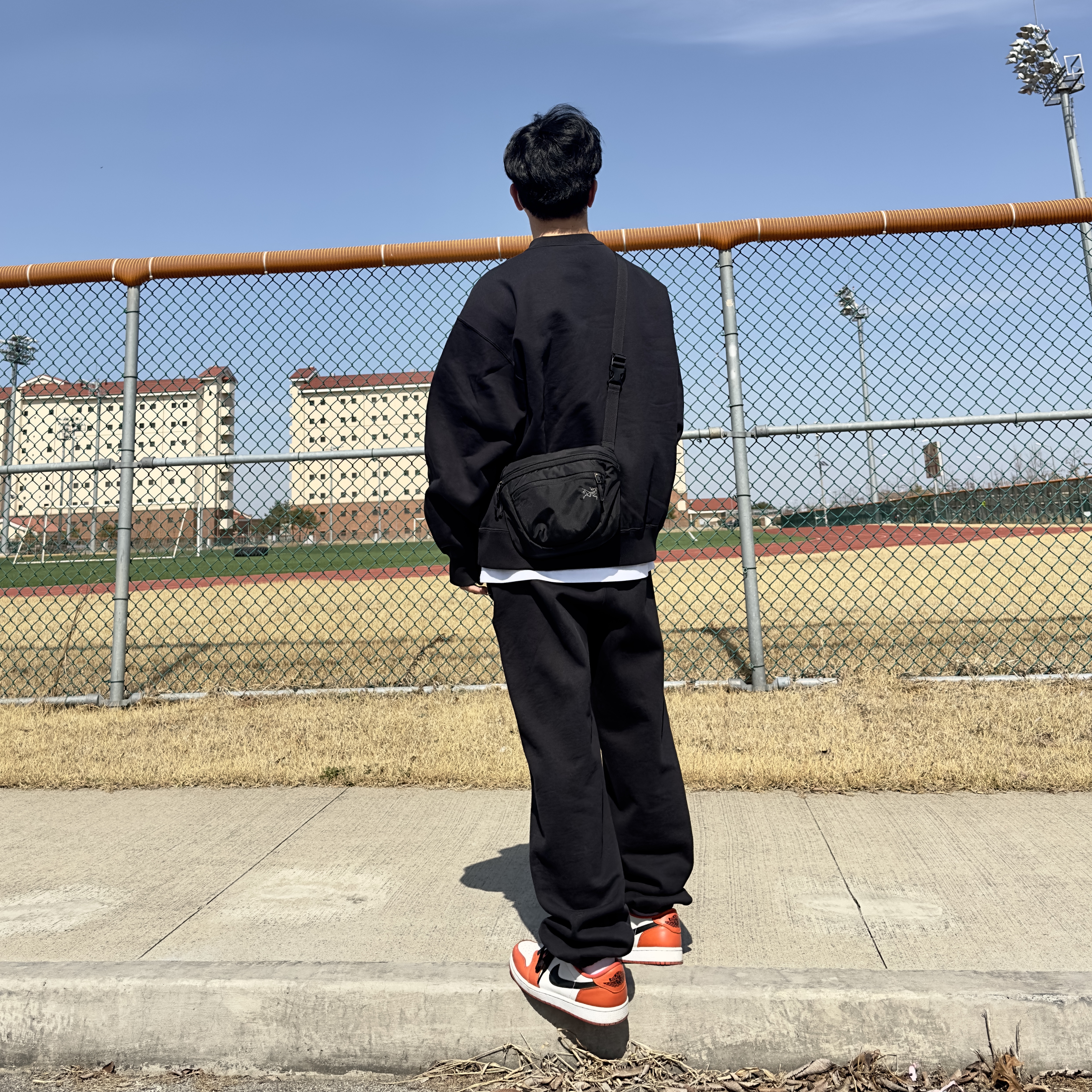 Nike x Stussy NRG Washed Fleece Crewneck Black (DO5310-010), Nike x Stussy NRG Washed Fleece Pants Black (DO5296-010) 착용 스타일 - 2