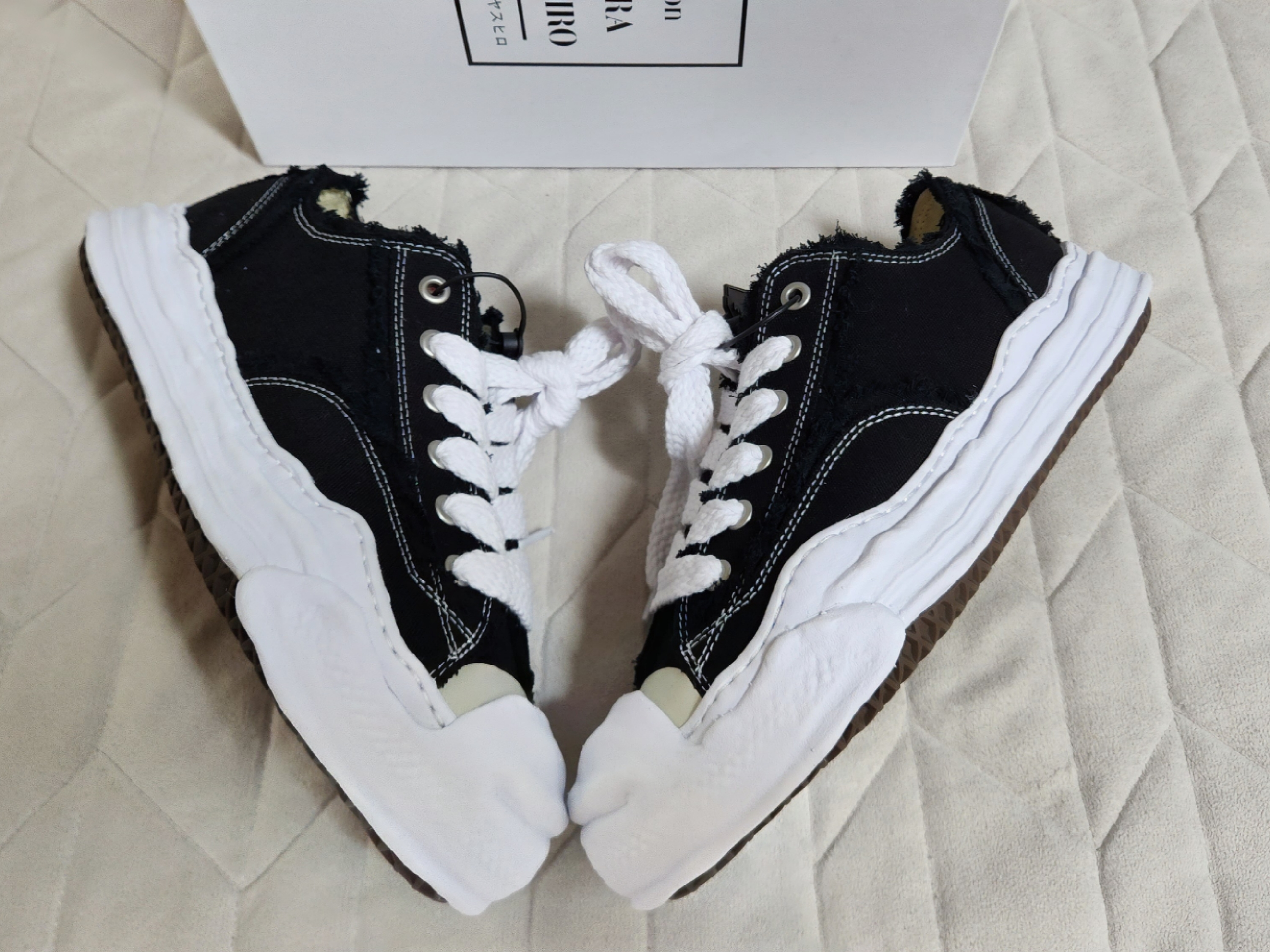 Maison Mihara Yasuhiro Hank OG Sole OH Canvas Low-top Sneakers Black 착용 스타일 - 4