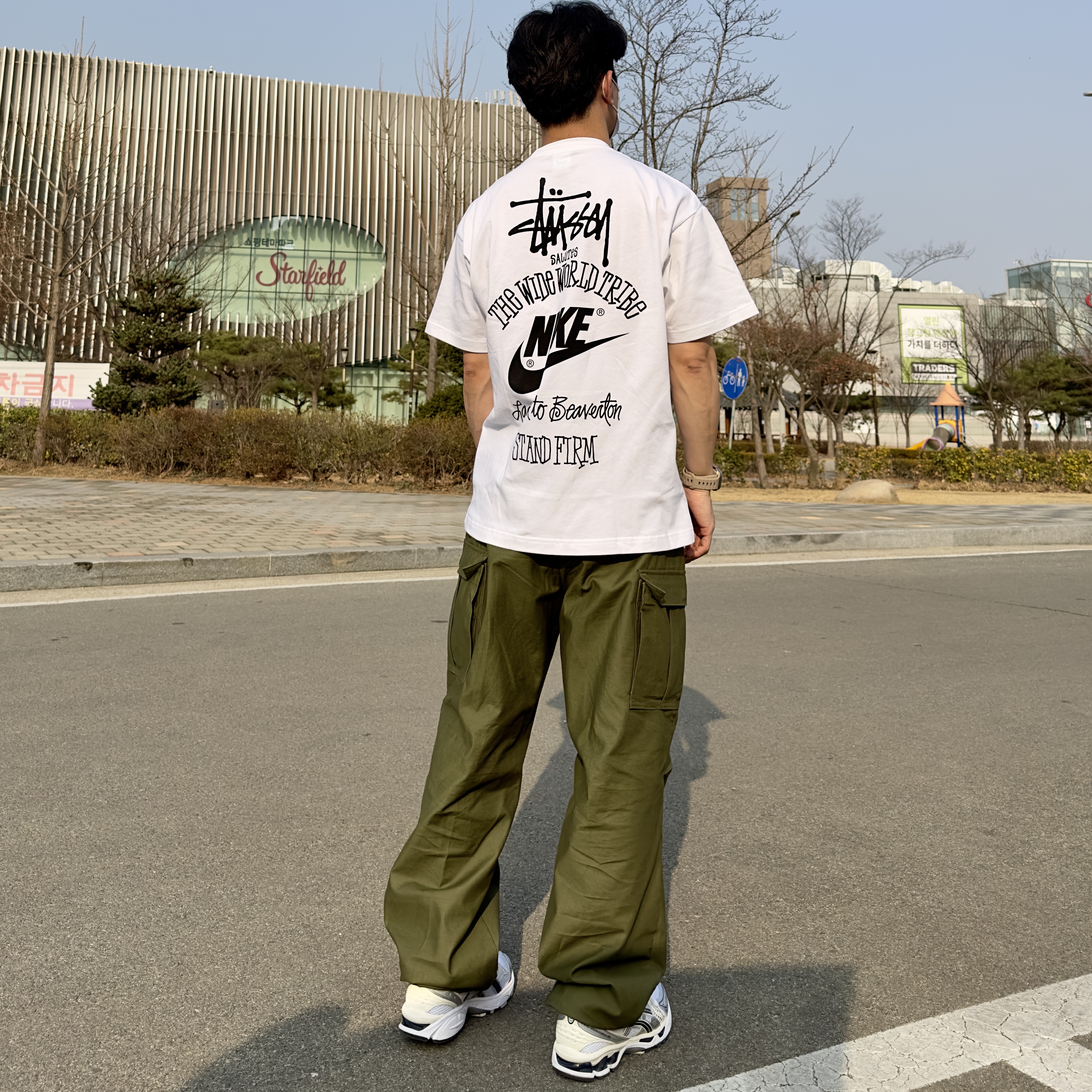 Nike x Stussy T-Shirt White (DV1774-100), (W) Asics Gel-Kayano 14 White Midnight 착용 스타일 - 2