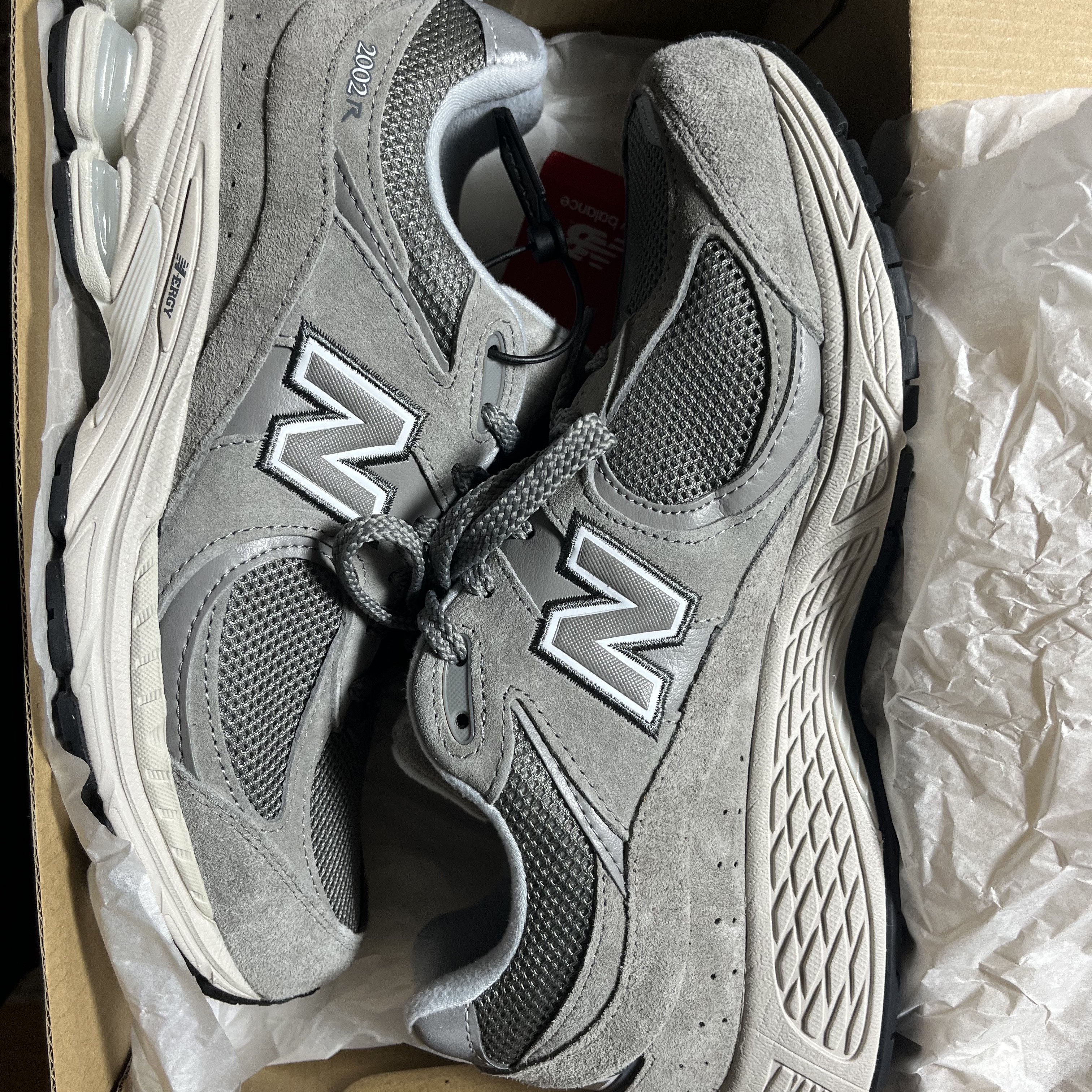 New Balance 2002R Grey 착용 스타일