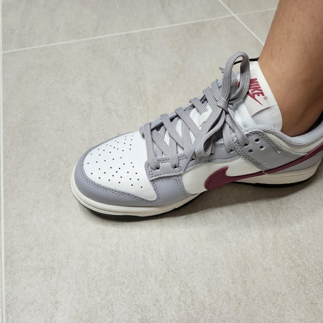 (W) Nike Dunk Low Wolf Grey Rosewood 착용 스타일 - 1