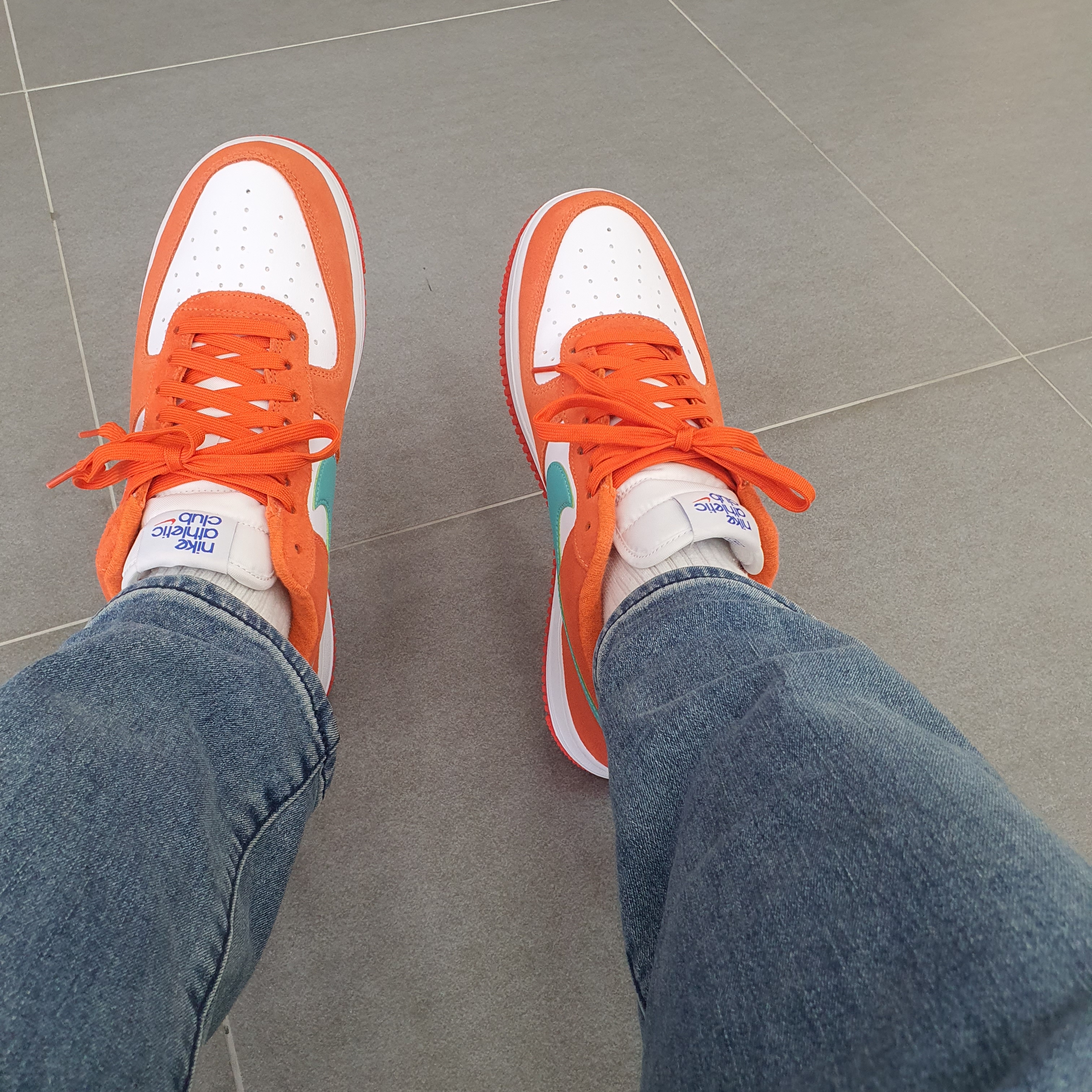 Nike Air Force 1 '07 LV8 Athletic Club Rush Orange Washed Teal 착용 스타일 - 2