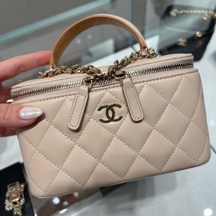 Chanel Vanity With Chain Lambskin & Gold Black 착용 스타일