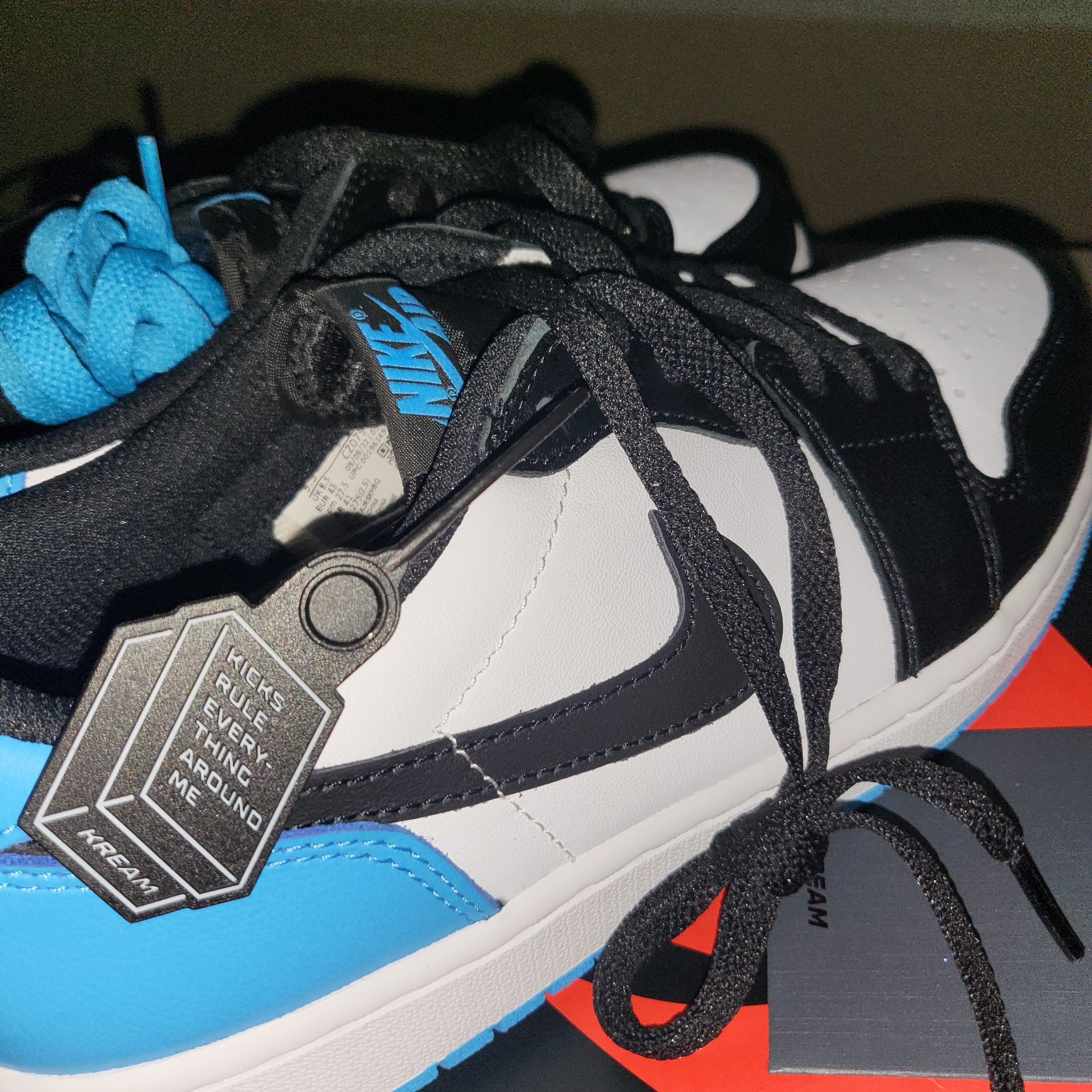 Jordan 1 Retro Low OG Black and Dark Powder Blue 착용 스타일