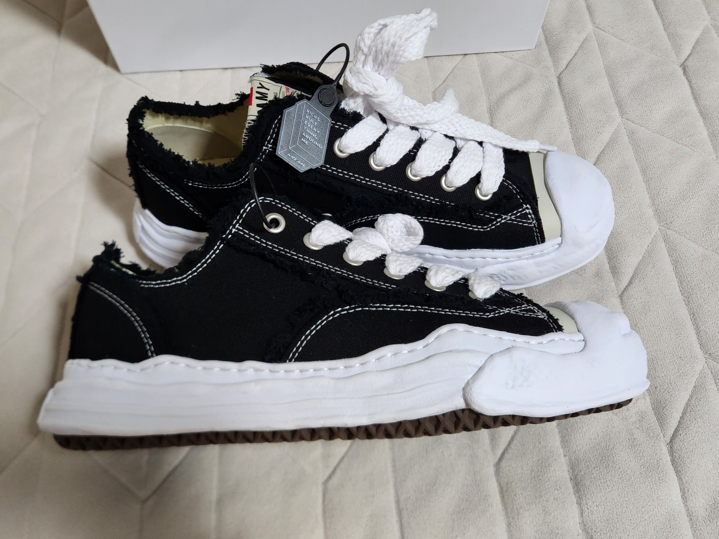 Maison Mihara Yasuhiro Hank OG Sole OH Canvas Low-top Sneakers Black 착용 스타일 - 2