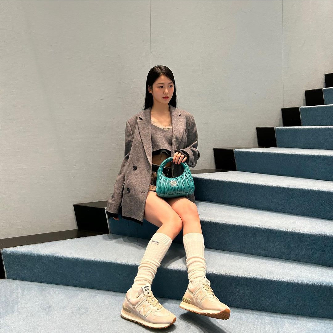 (W) New Balance x Miu Miu 574 Vintage Nappa Leather White, Miu Miu Wander Matelasse Nappa Leather Mini Hobo Bag Peacock Blue 착용 스타일 - 2