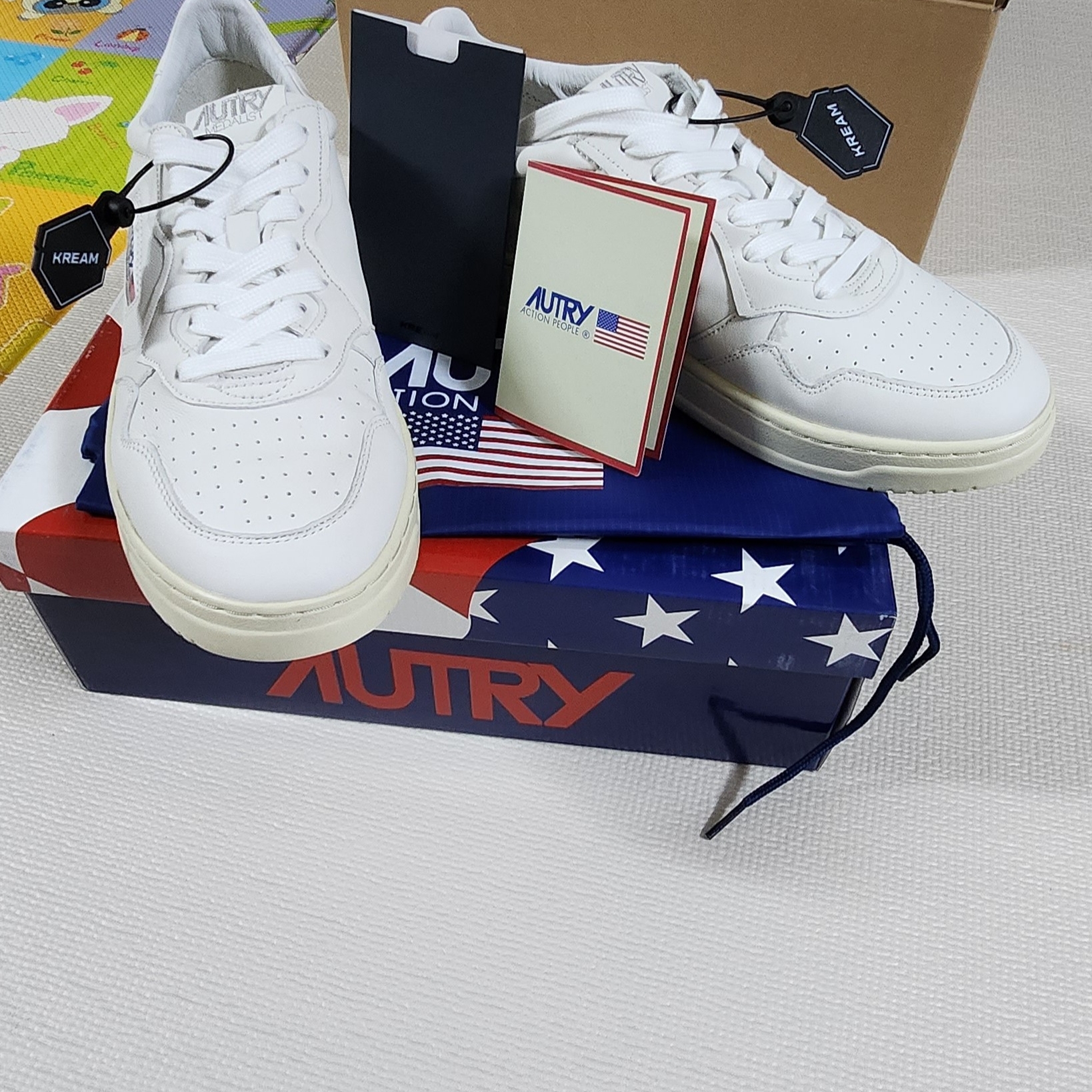 Autry Medalist Low Goatskin Sneakers White 착용 스타일 - 1