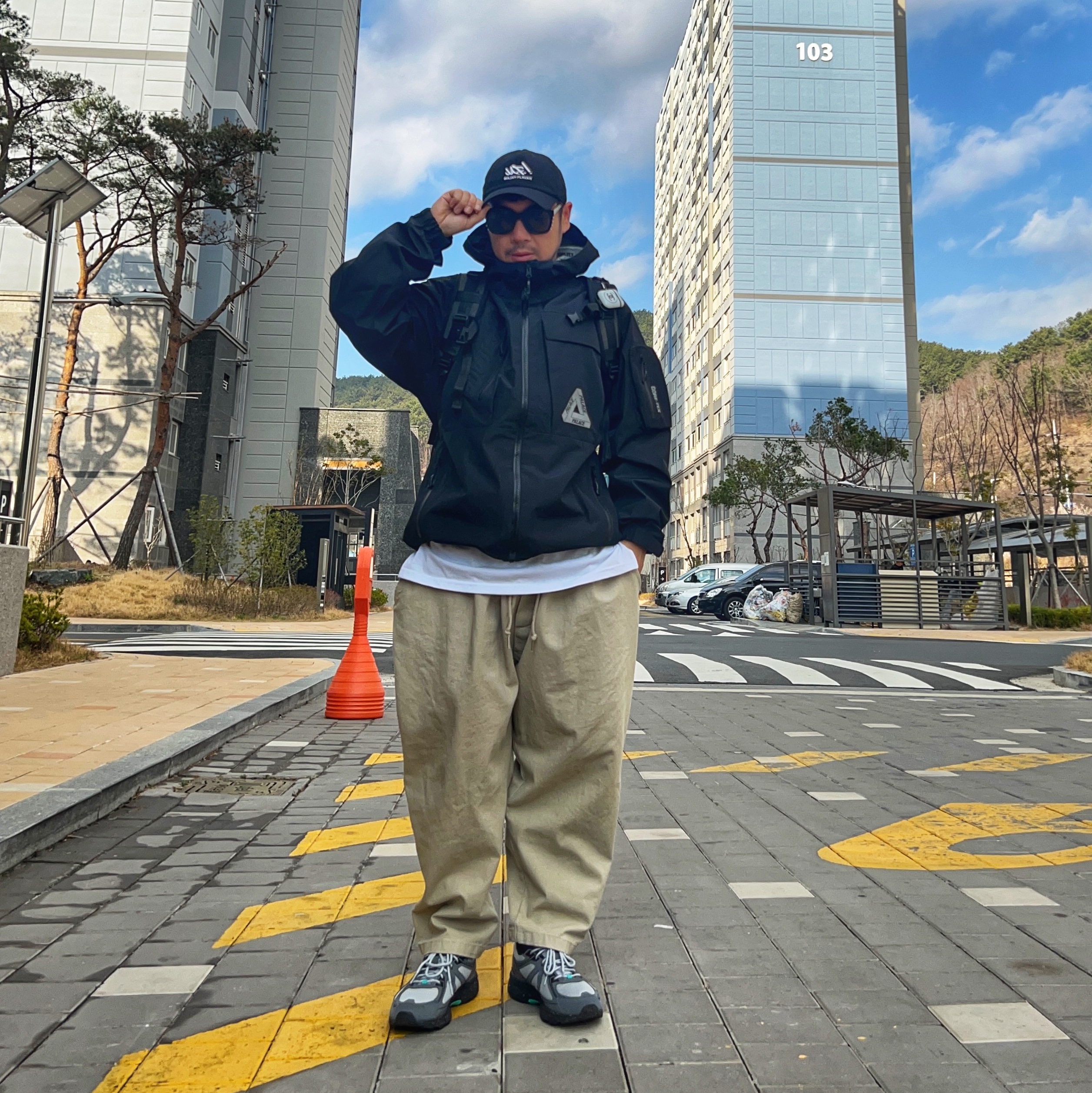 Palace Gore-Tex Cargo Jacket Black - 23SS, Supreme Washed Chino Twill Camp Cap Black 착용 스타일 - 2