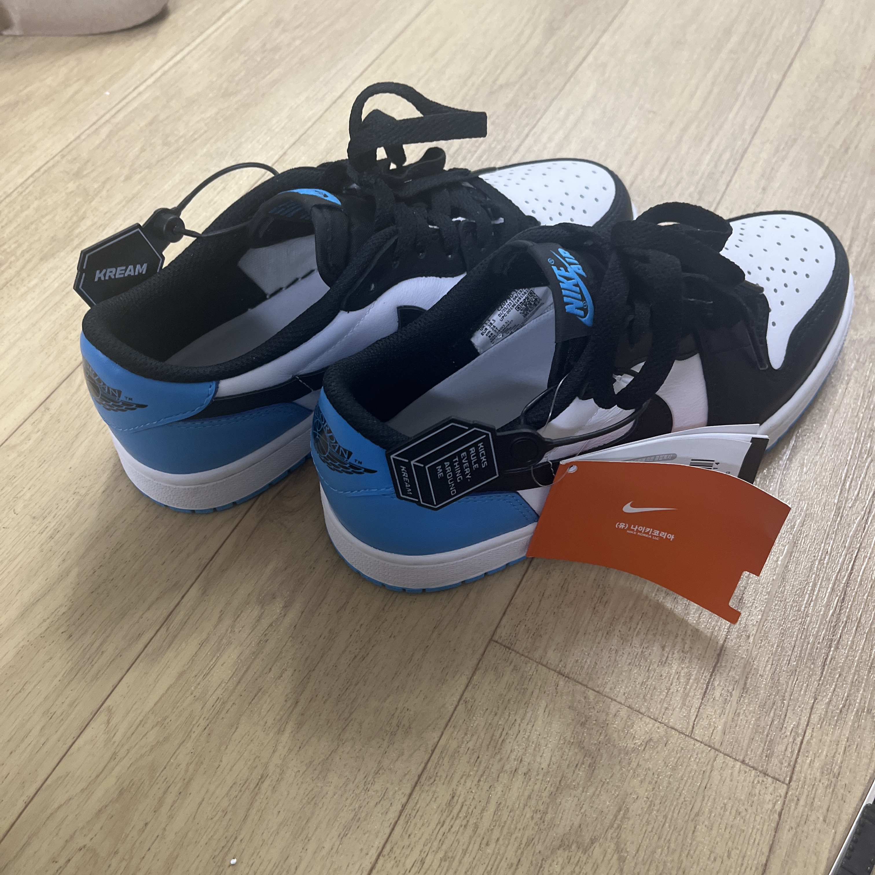 Jordan 1 Retro Low OG Black and Dark Powder Blue 착용 스타일