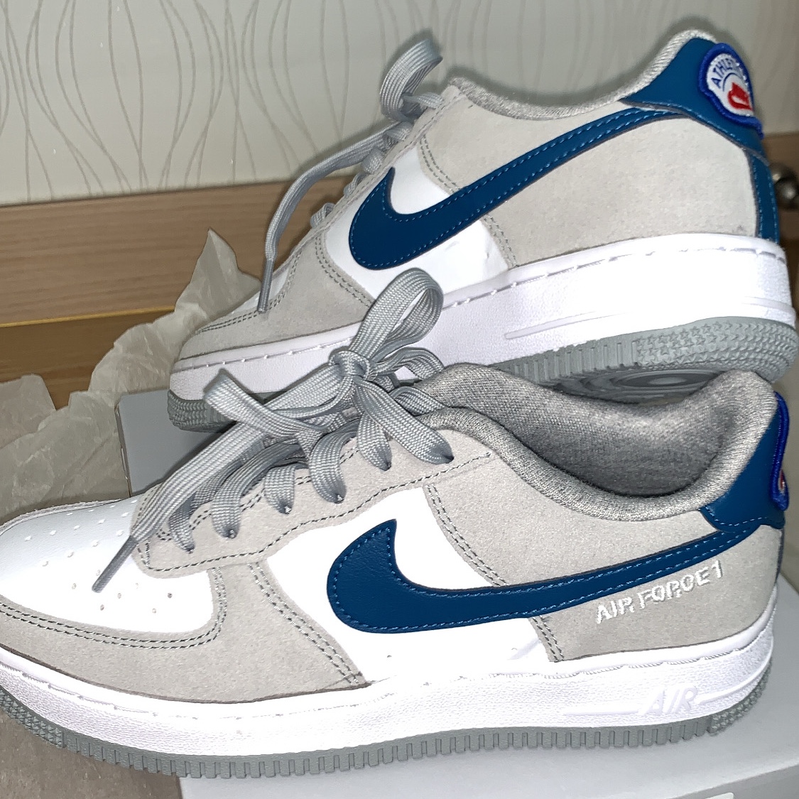 (GS) Nike Air Force 1 LV8 Athletic Club Light Smoke Grey Marina 착용 스타일