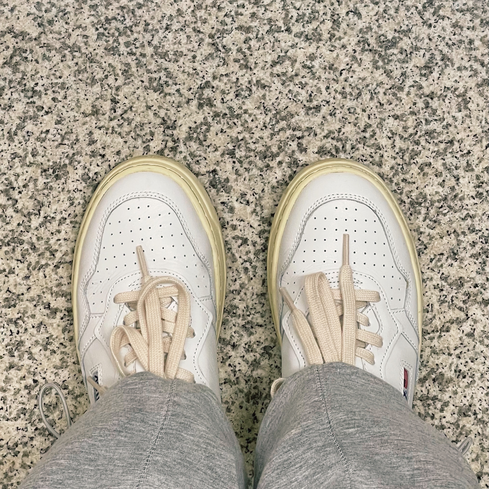 Autry Medalist Low Leather Sneakers White 착용 스타일