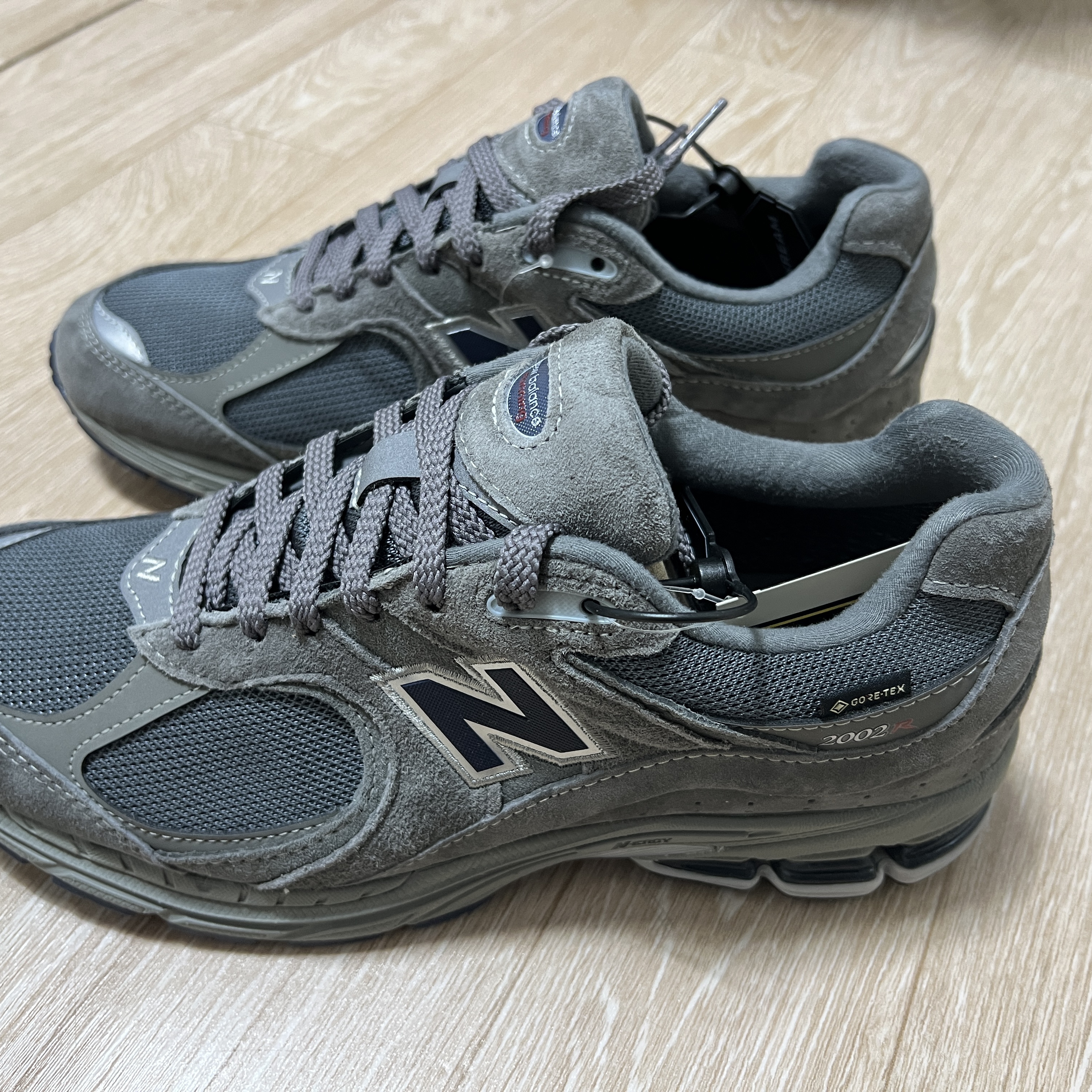 New Balance 2002R Gore-Tex Castlerock Natural Indigo 착용 스타일 - 2