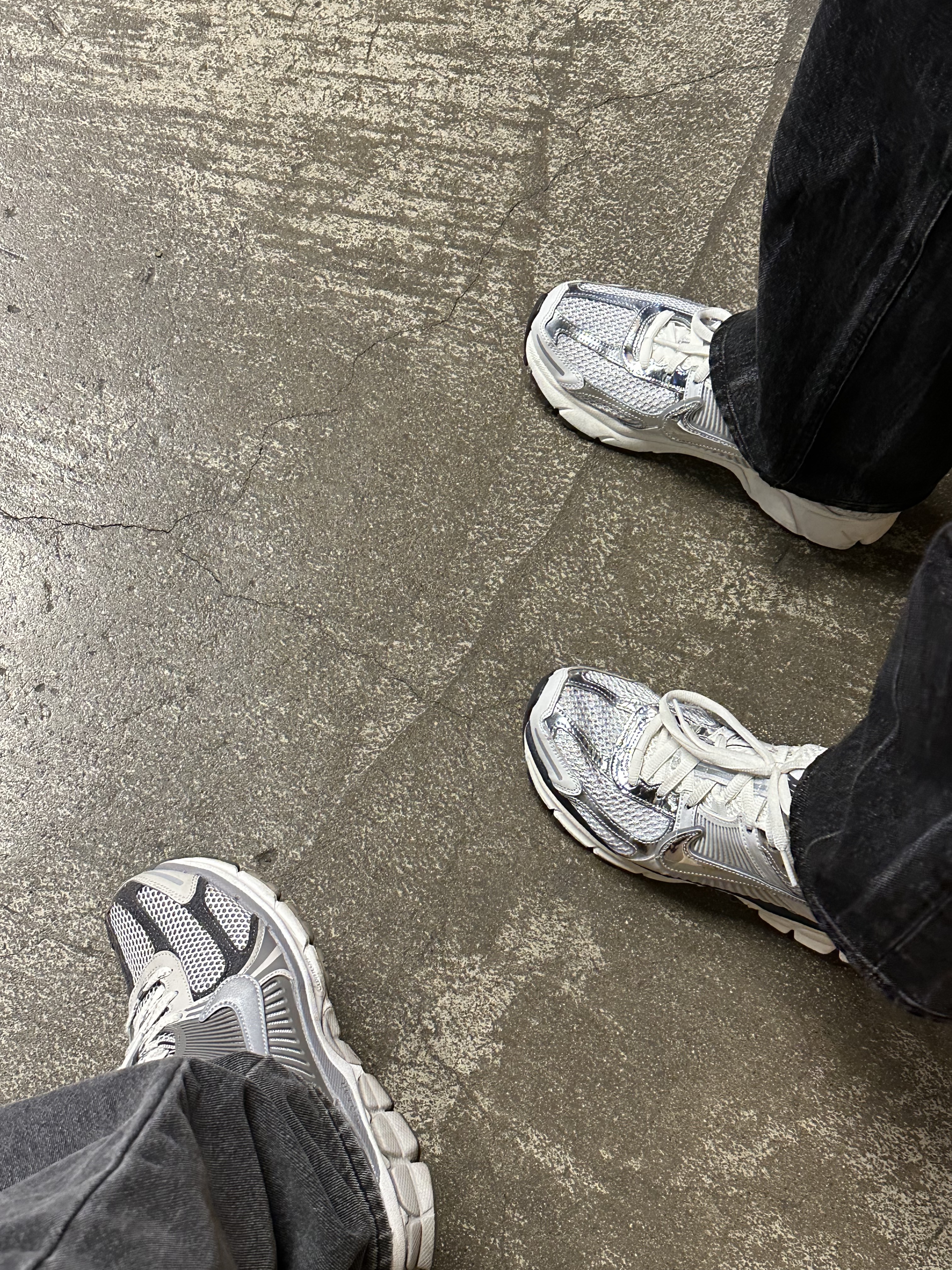 Nike Zoom Vomero 5 PRM Light Iron Ore and Flat Fewter, (W) Nike Zoom Vomero 5 Photon Dust and Metallic Silver 착용 스타일