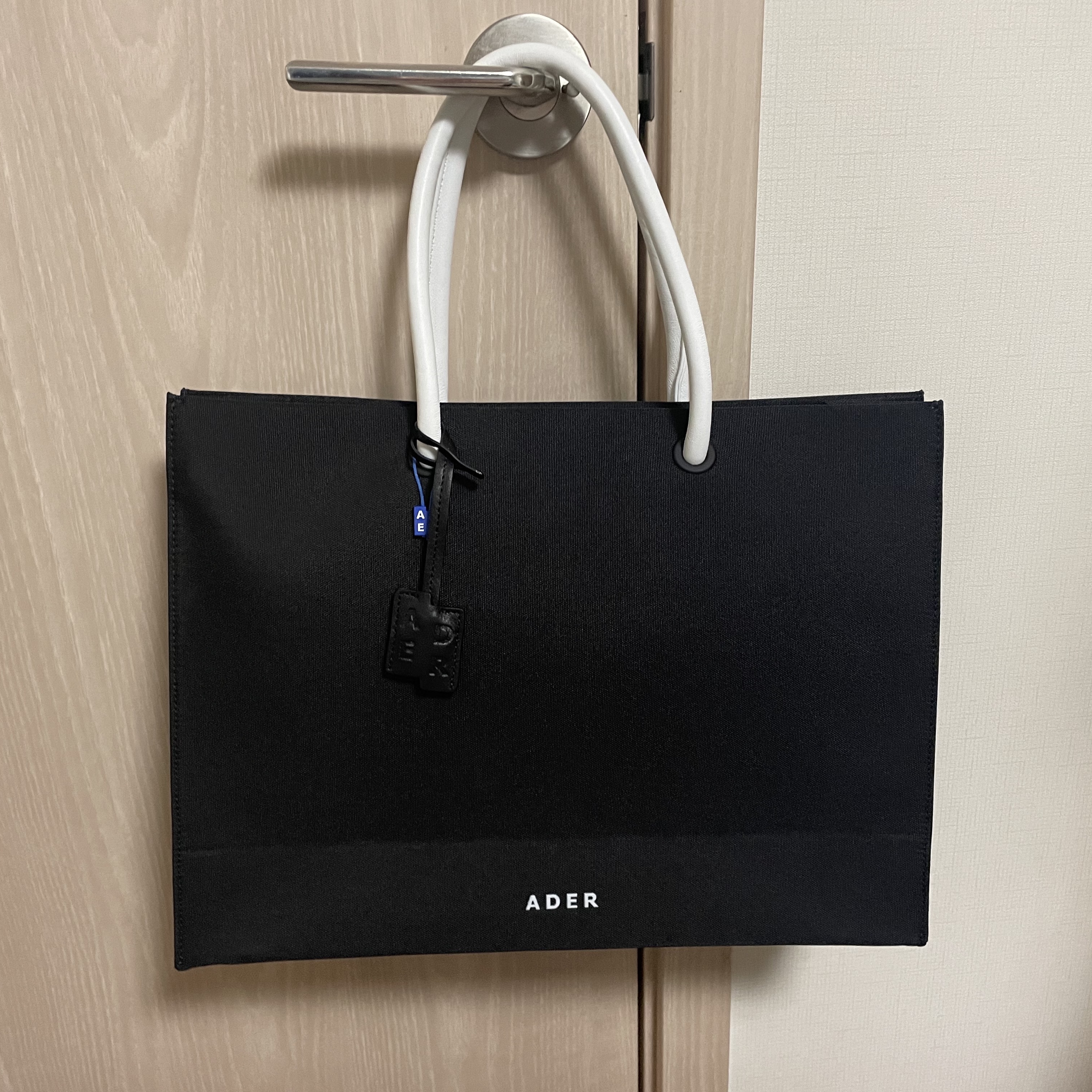 Ader Error Wide Shopper Bag Noir 착용 스타일