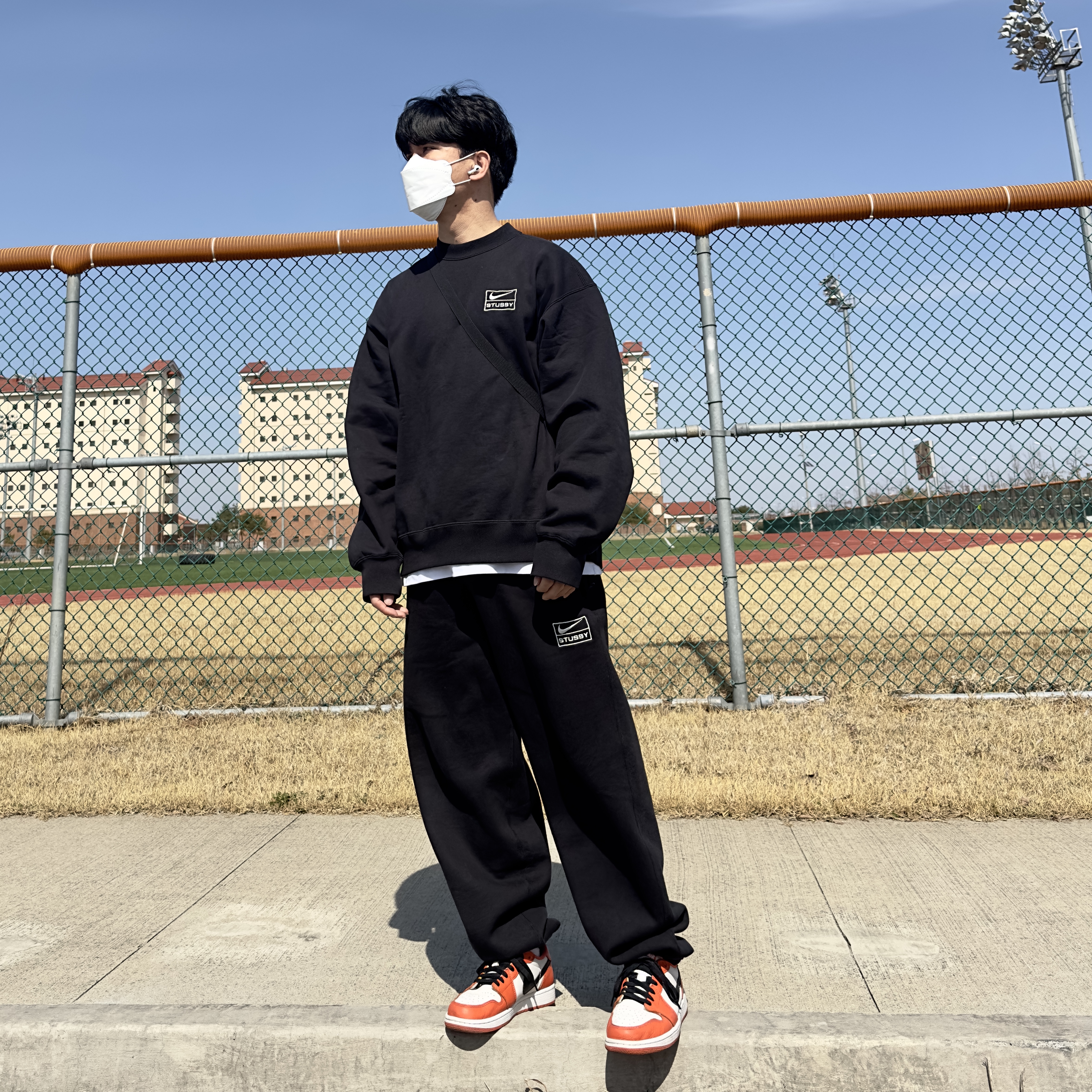 Nike x Stussy NRG Washed Fleece Crewneck Black (DO5310-010), Nike x Stussy NRG Washed Fleece Pants Black (DO5296-010) 착용 스타일 - 1