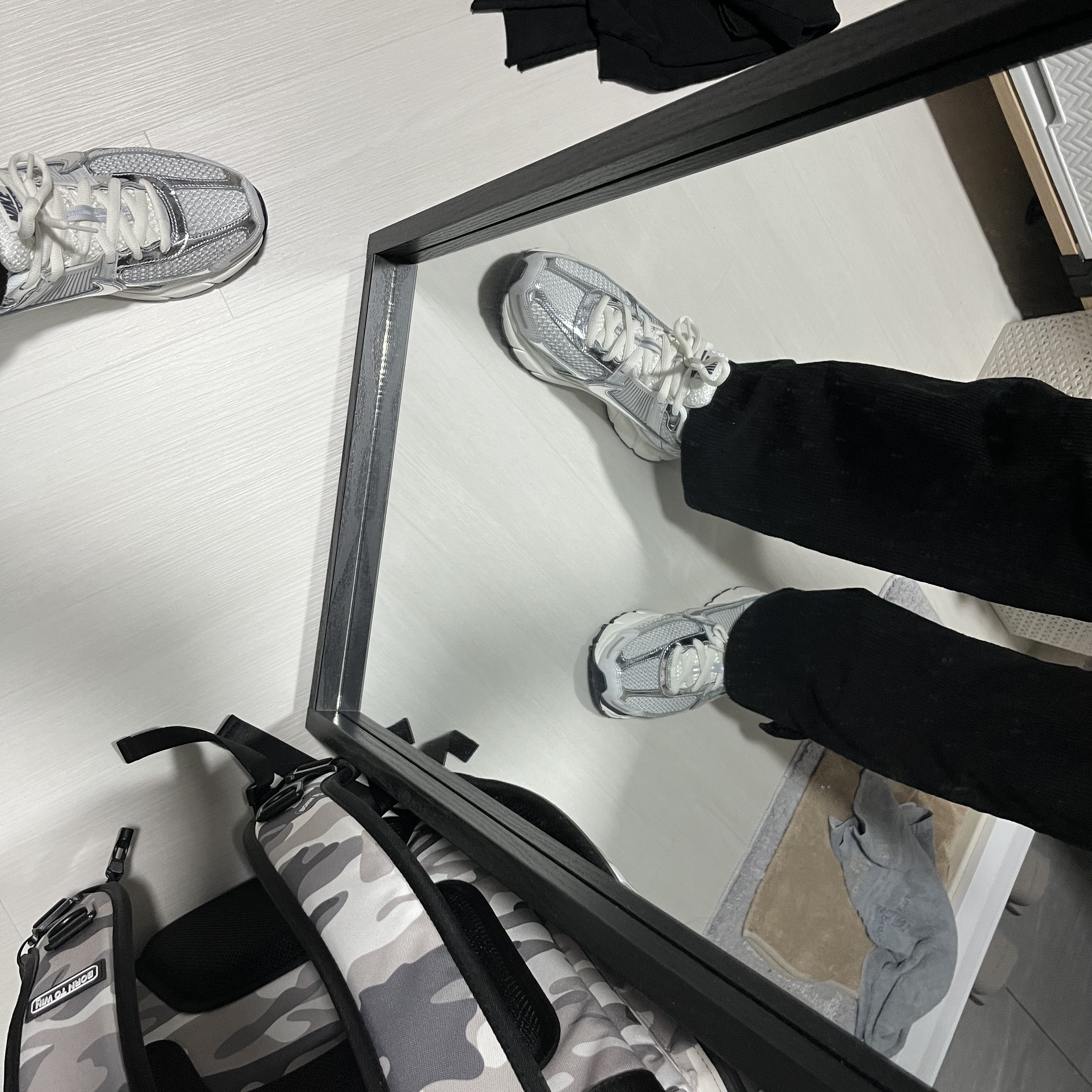 (W) Nike Zoom Vomero 5 Photon Dust and Metallic Silver 착용 스타일 - 2