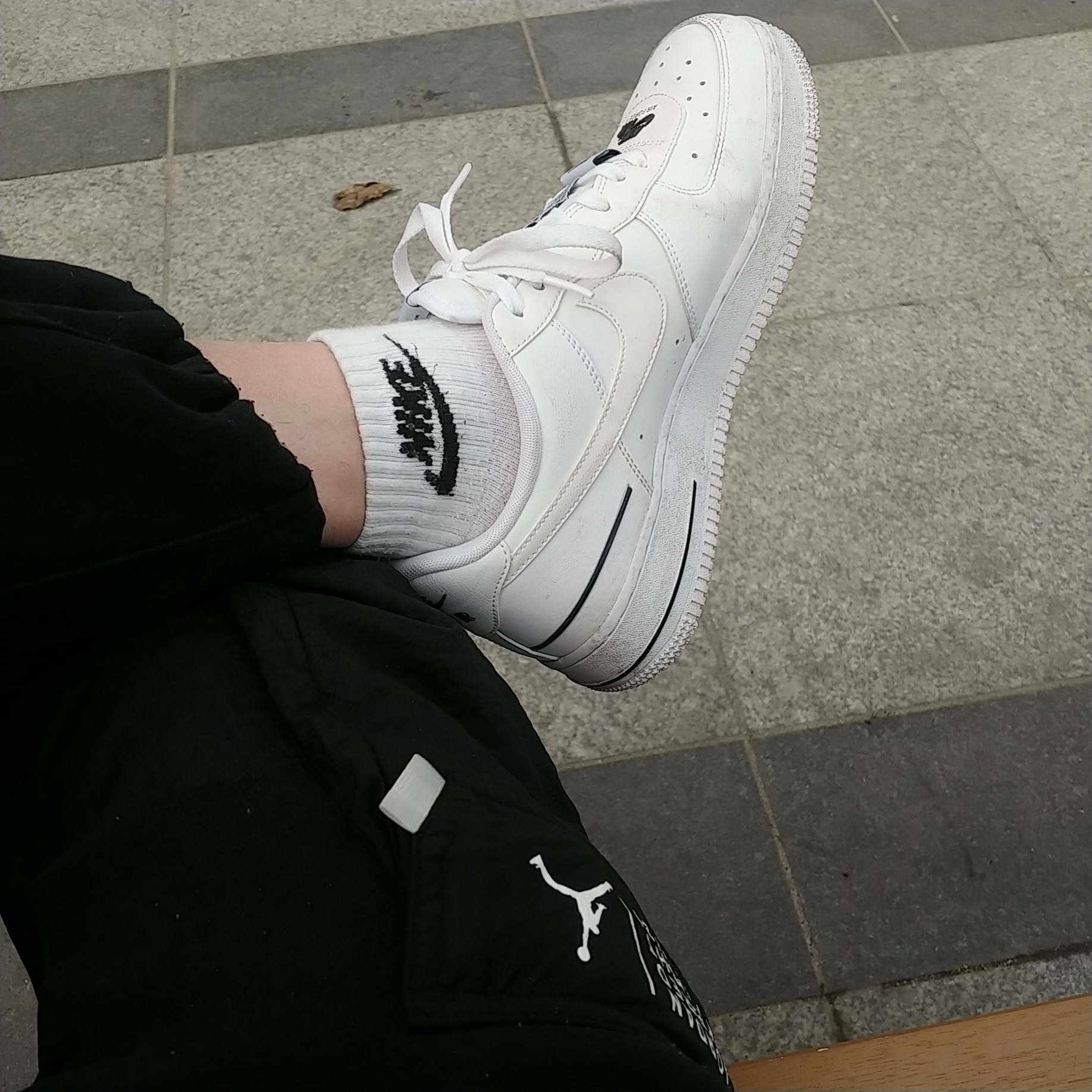Nike Air Force 1 '07 Low Added Air White 착용 스타일 - 2