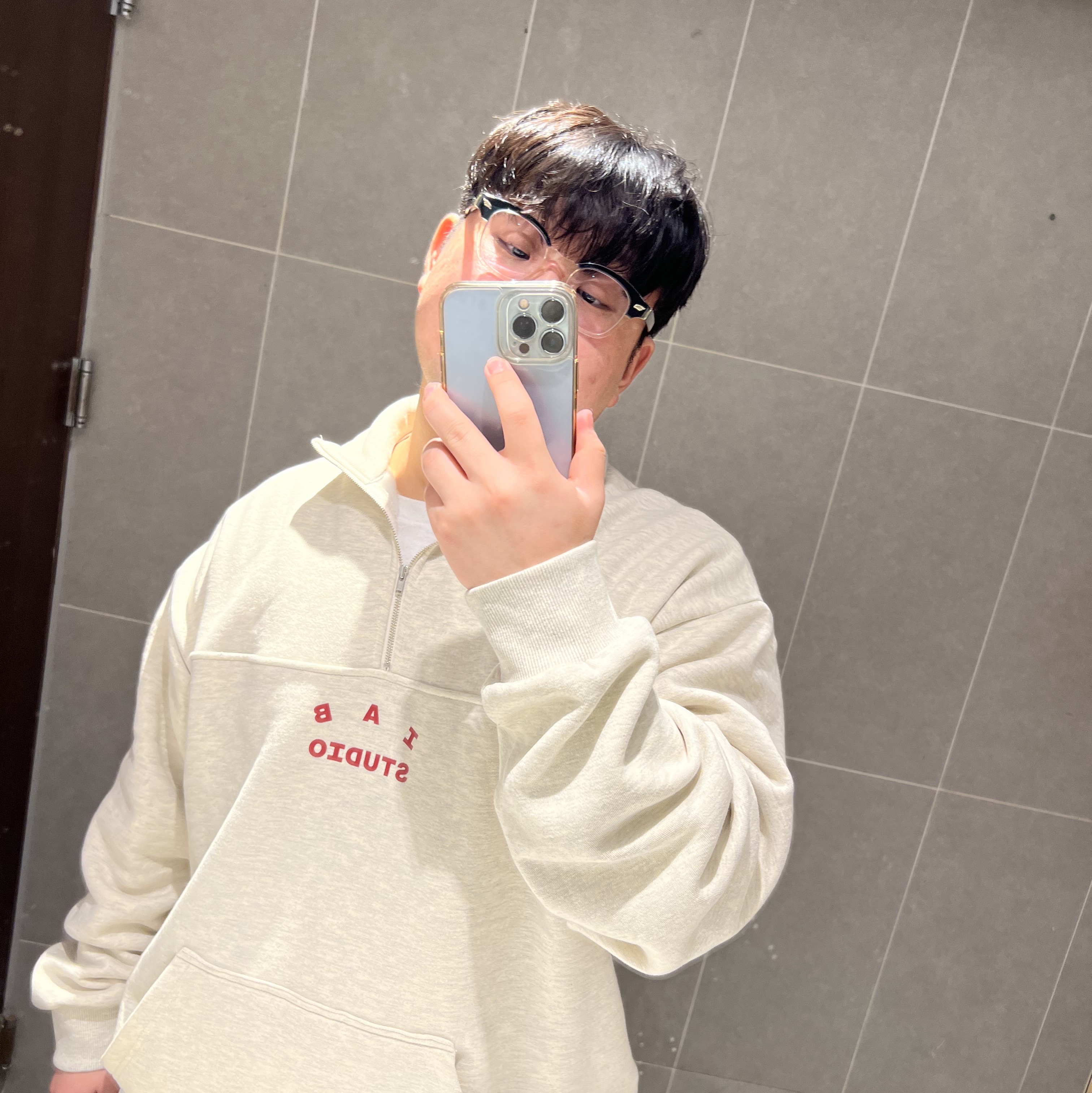 IAB Studio Half Zip-Up Oatmeal Burgundy 착용 스타일
