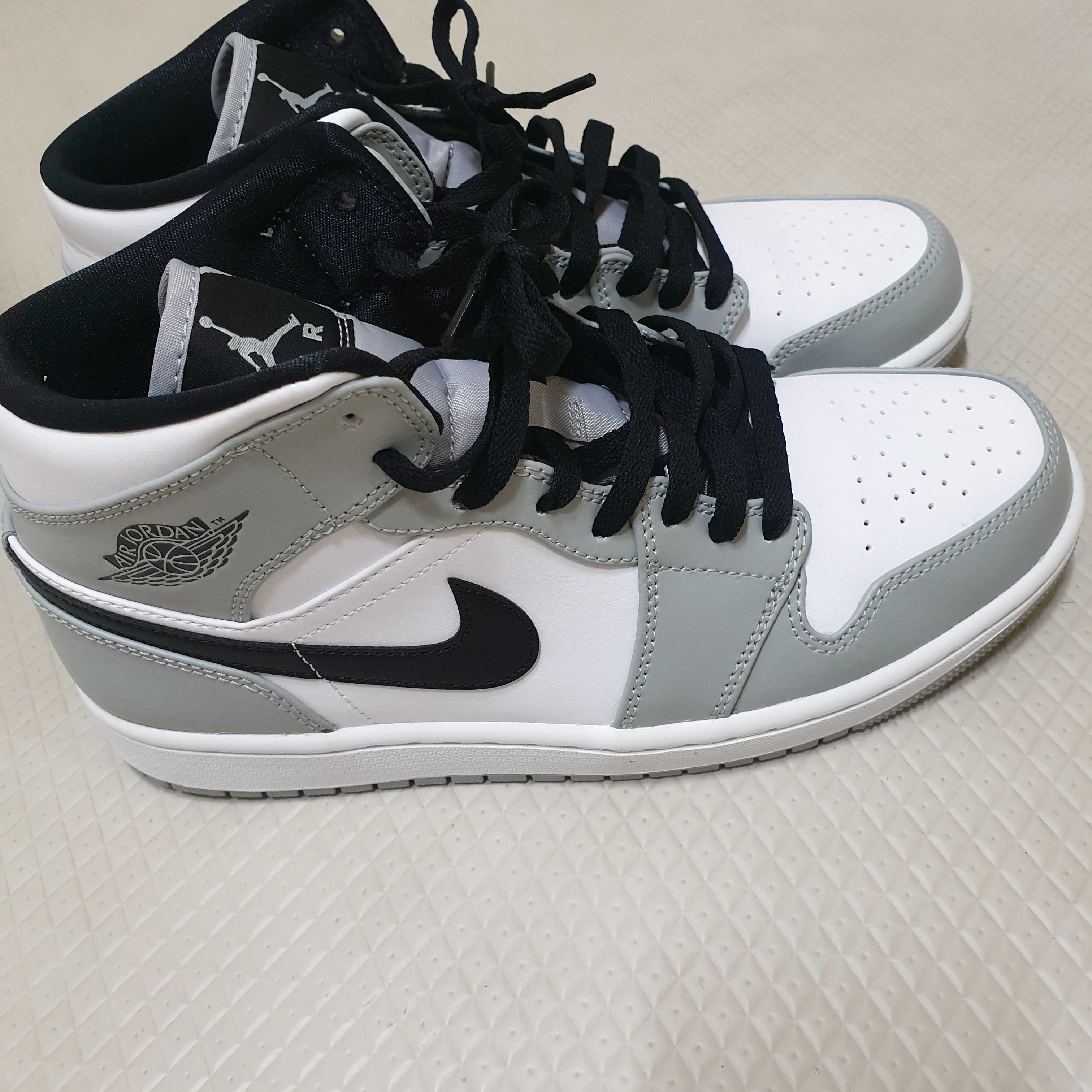 Jordan 1 Mid Light Smoke Grey 착용 스타일