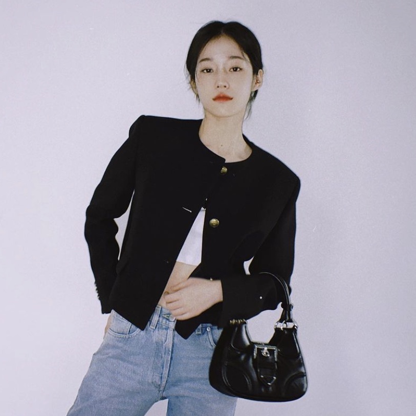 Prada Moon Padded Nappa Leather Bag Black 착용 스타일 - 2