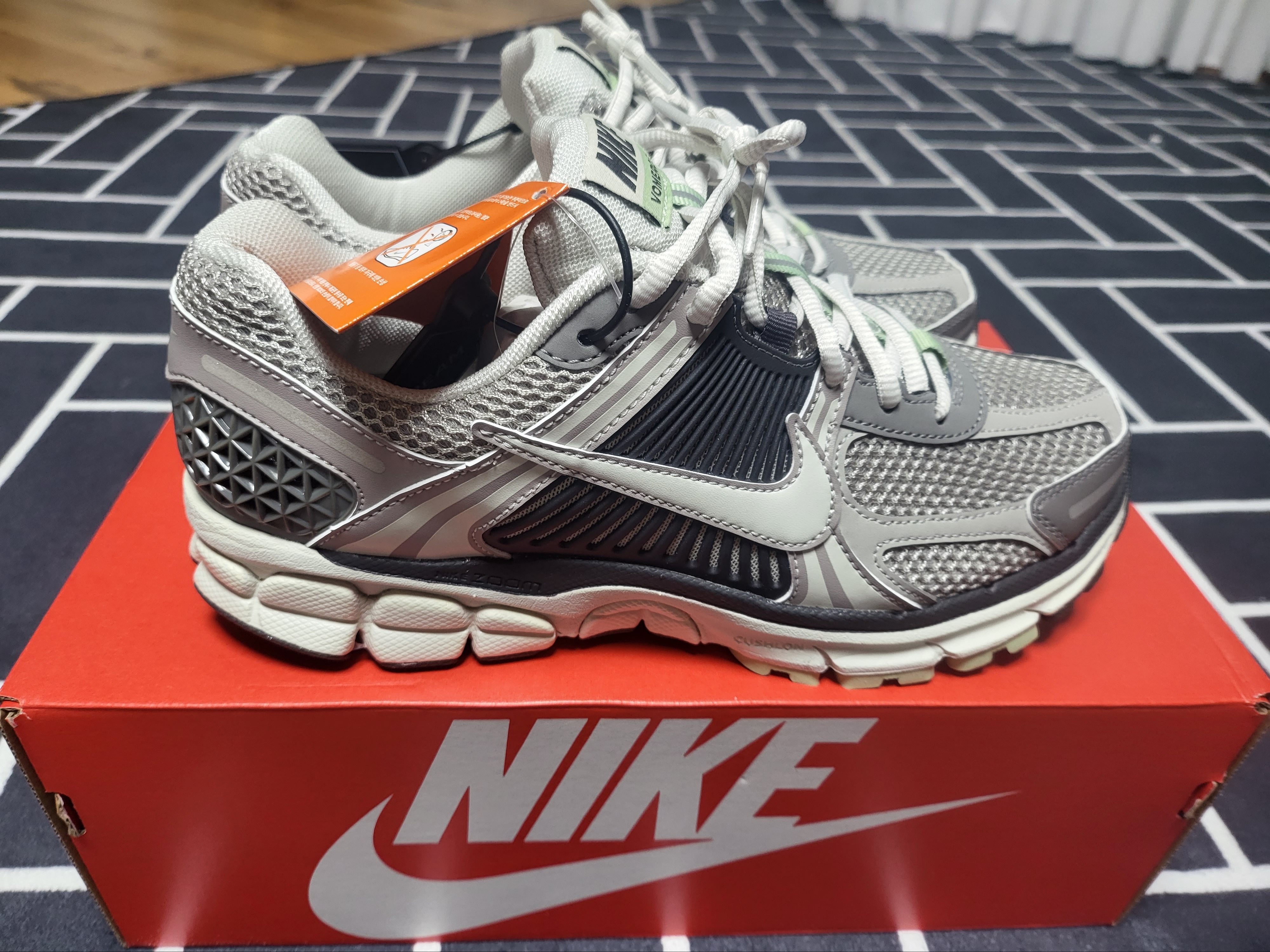 (W) Nike Zoom Vomero 5 Cobblestone and Flat Pewter 착용 스타일 - 2