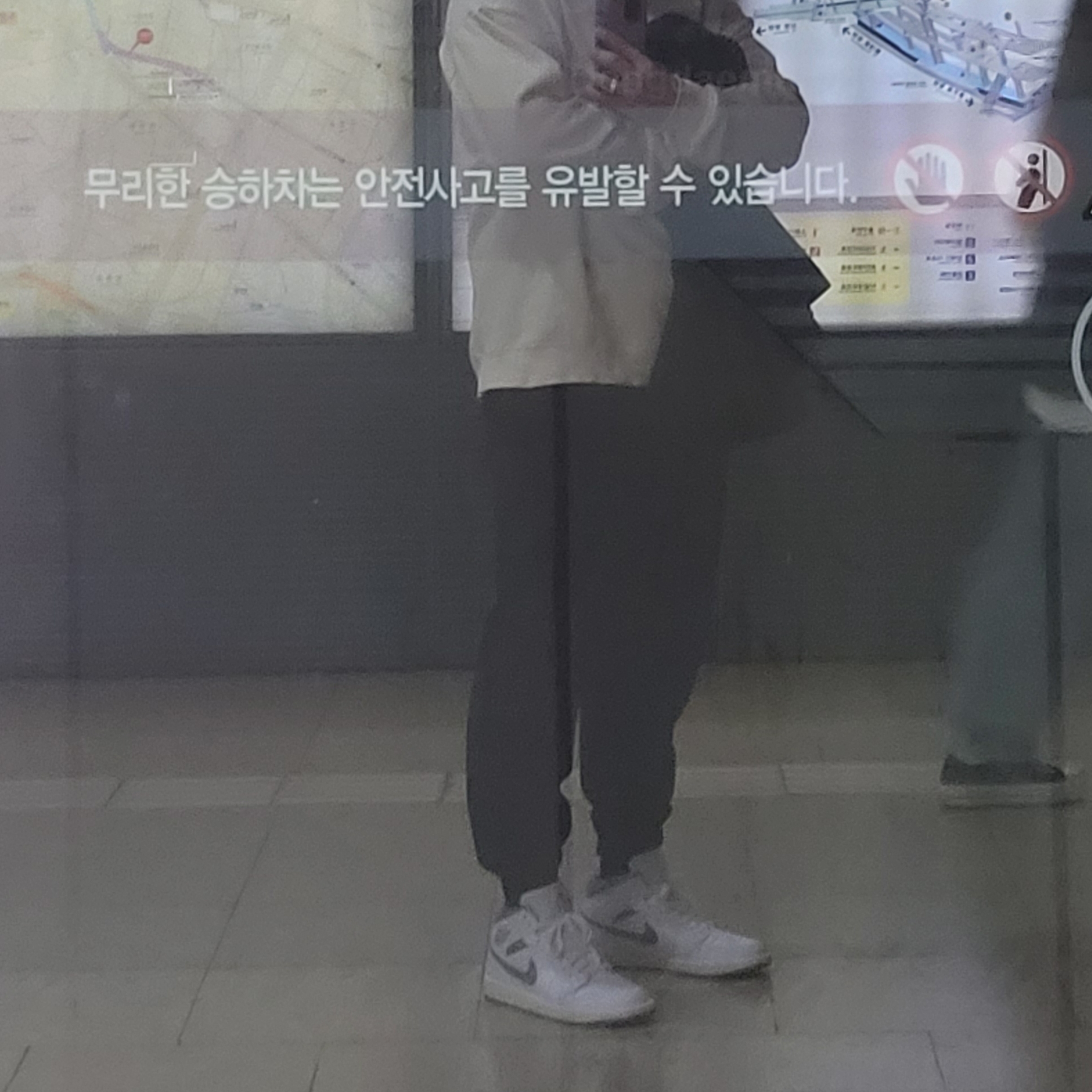 Jordan 1 Mid White Stealth 착용 스타일