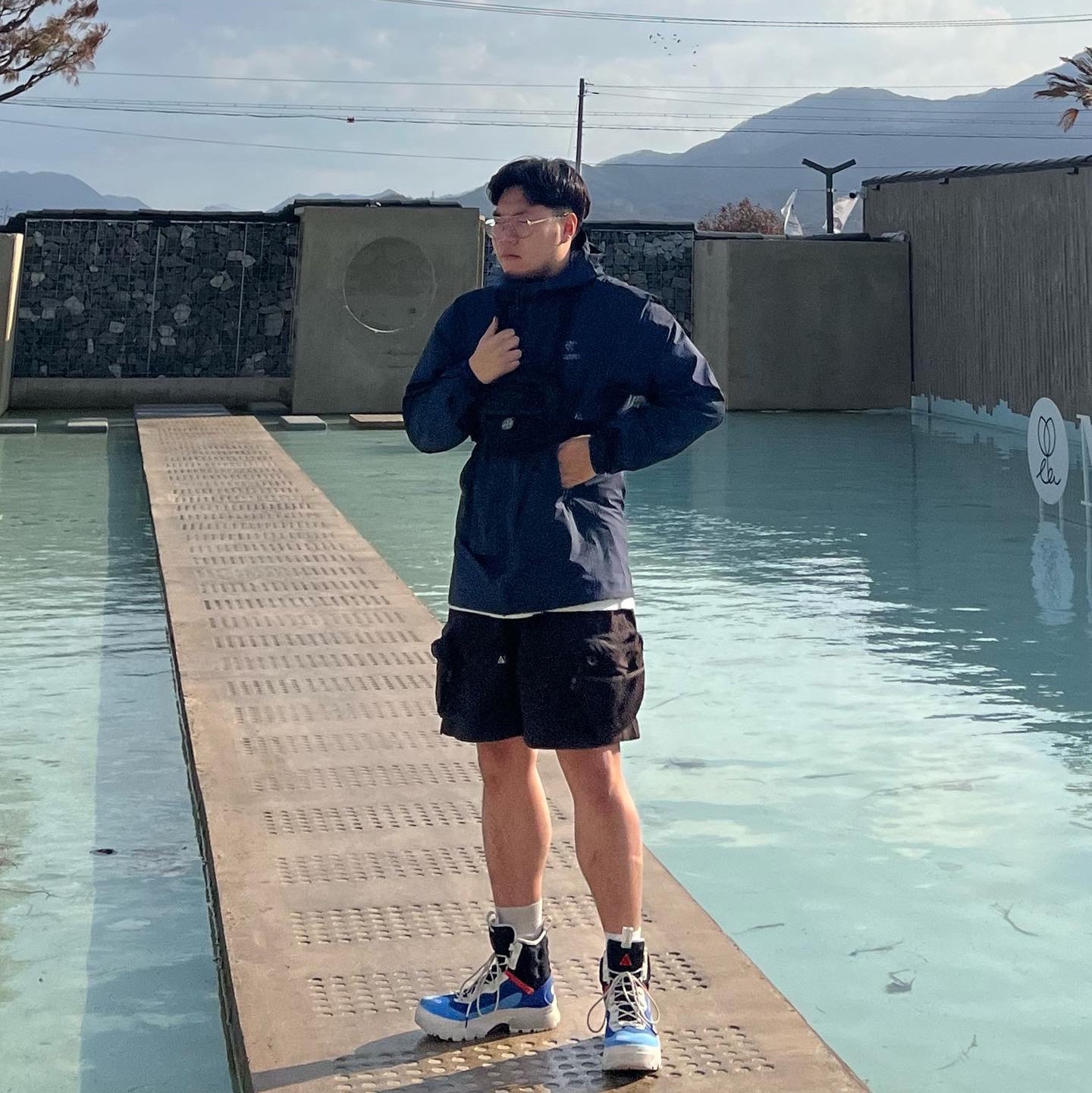 Nike ACG Air Zoom Gaiadome Gore-Tex Hyper Royal, Nike ACG Snowgrass Cargo Shorts Velvet Brown - Asia 착용 스타일 - 2