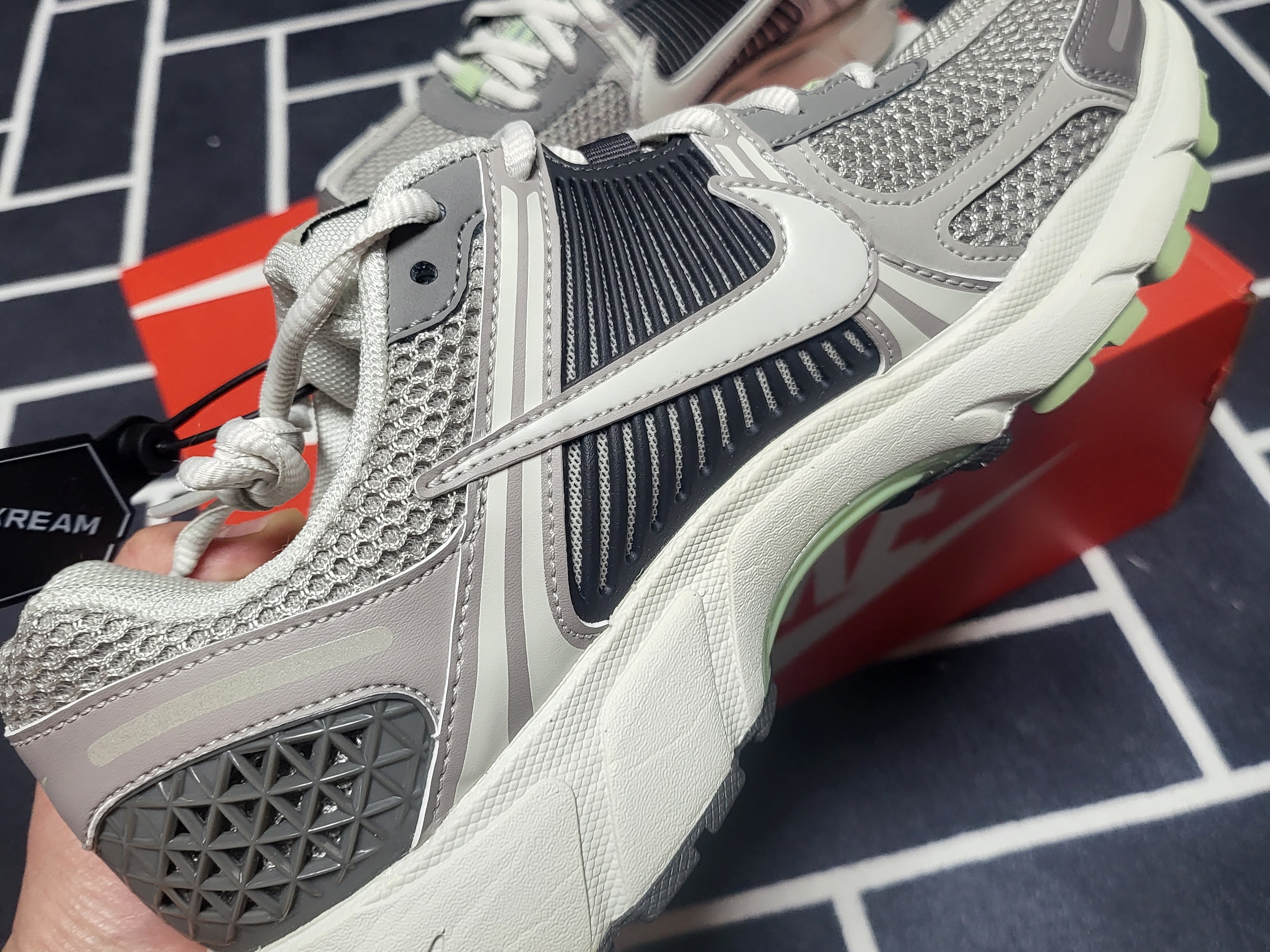 (W) Nike Zoom Vomero 5 Cobblestone and Flat Pewter 착용 스타일 - 3