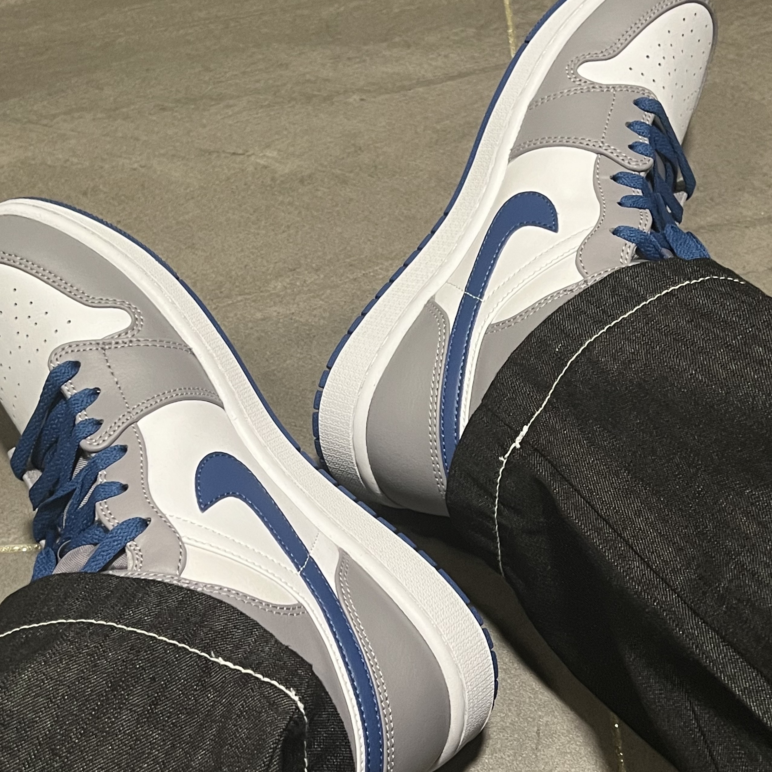Jordan 1 Mid Cement Grey True Blue 착용 스타일 - 1