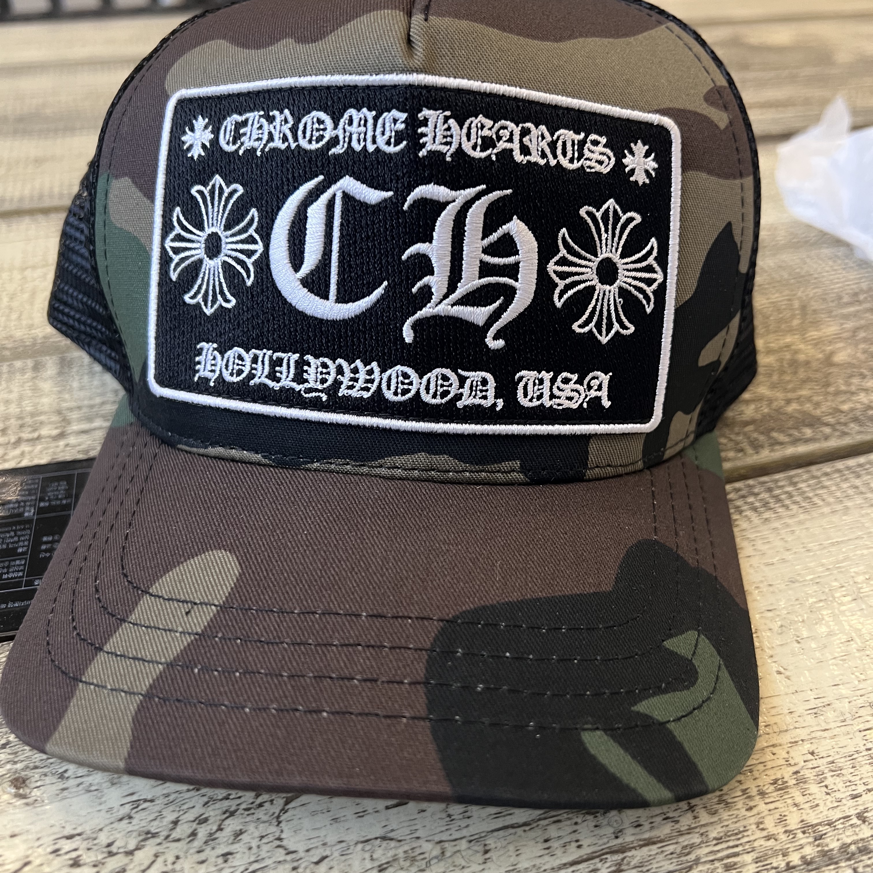 Chrome Hearts CH Hollywood Trucker Hat Camo 착용 스타일 - 1