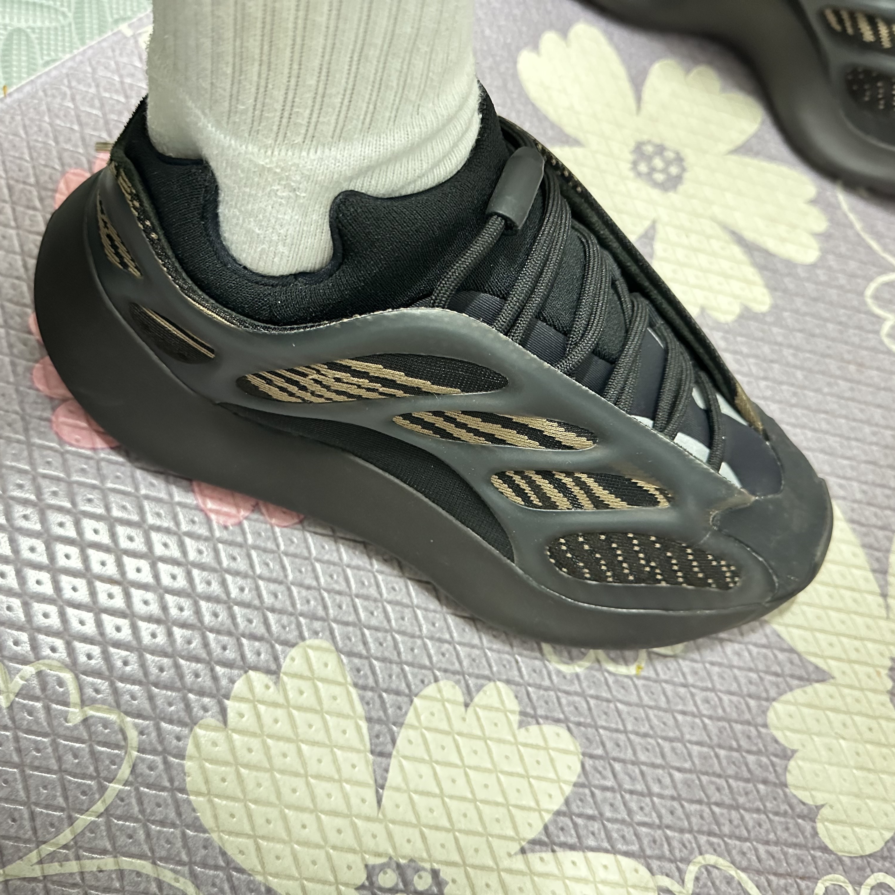 Adidas Yeezy 700 V3 Clay Brown 착용 스타일 - 2