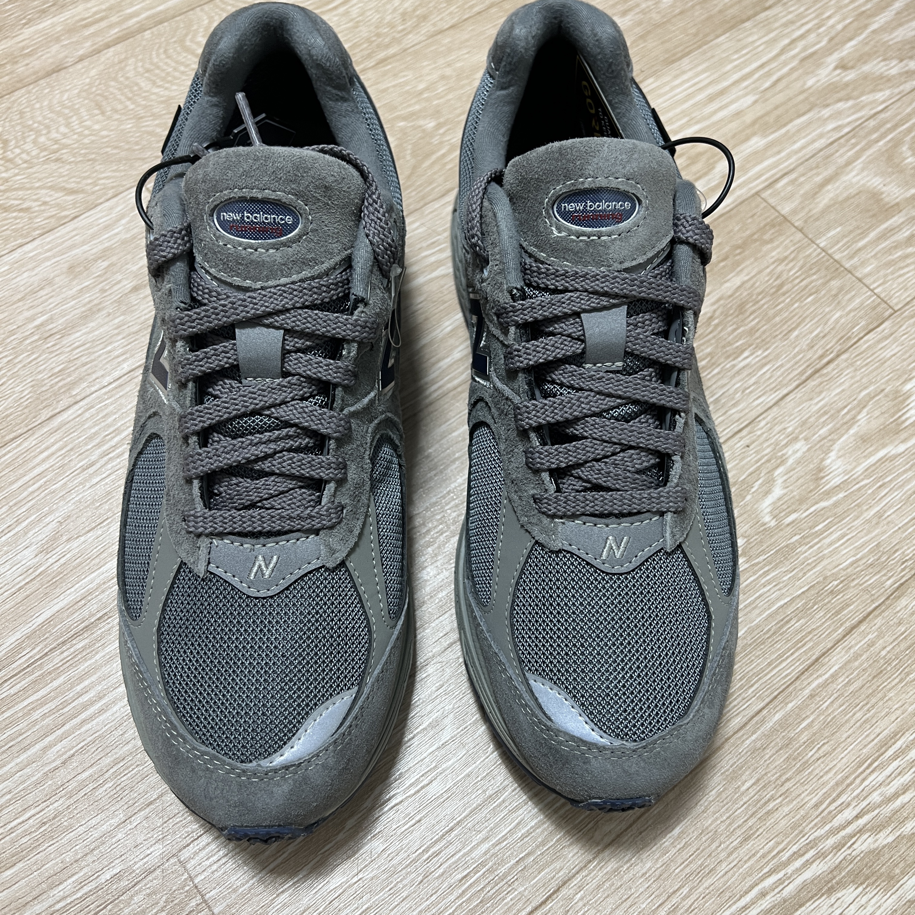 New Balance 2002R Gore-Tex Castlerock Natural Indigo 착용 스타일 - 1