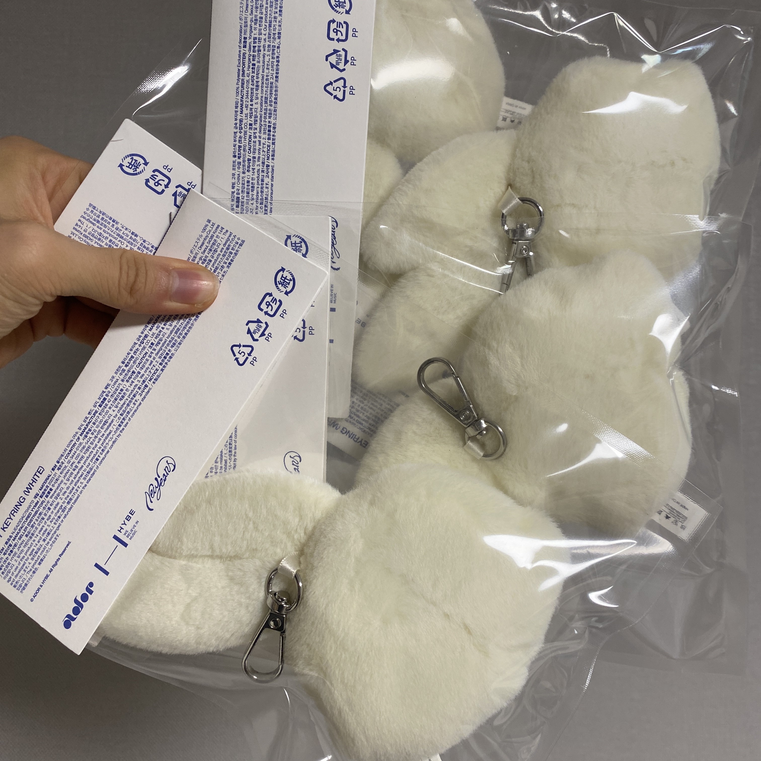 NewJeans Tokki Merchandise Fluffy Keyring White 착용 스타일 - 3