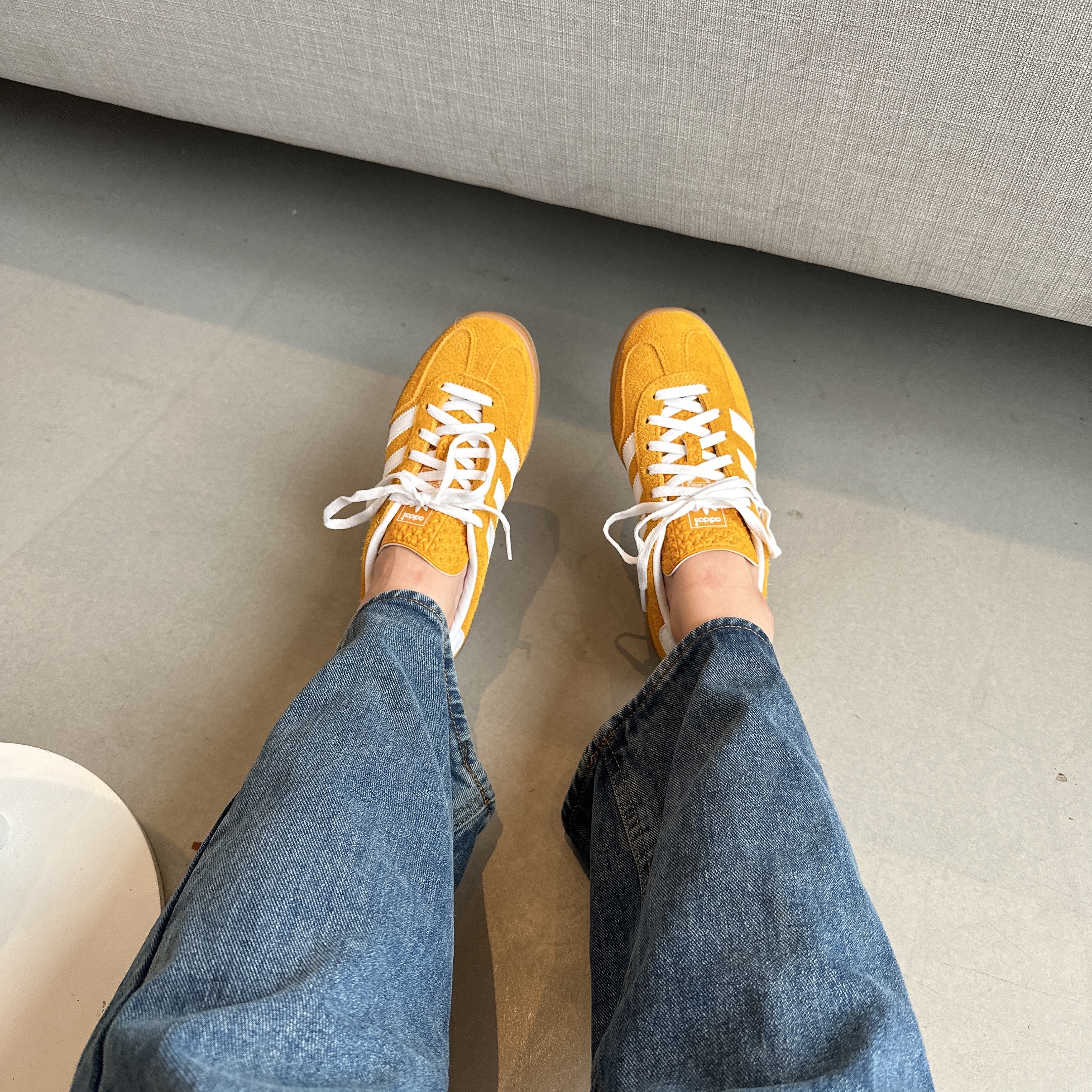 (W) Adidas Gazelle Indoor Orange Peel Cloud White 착용 스타일