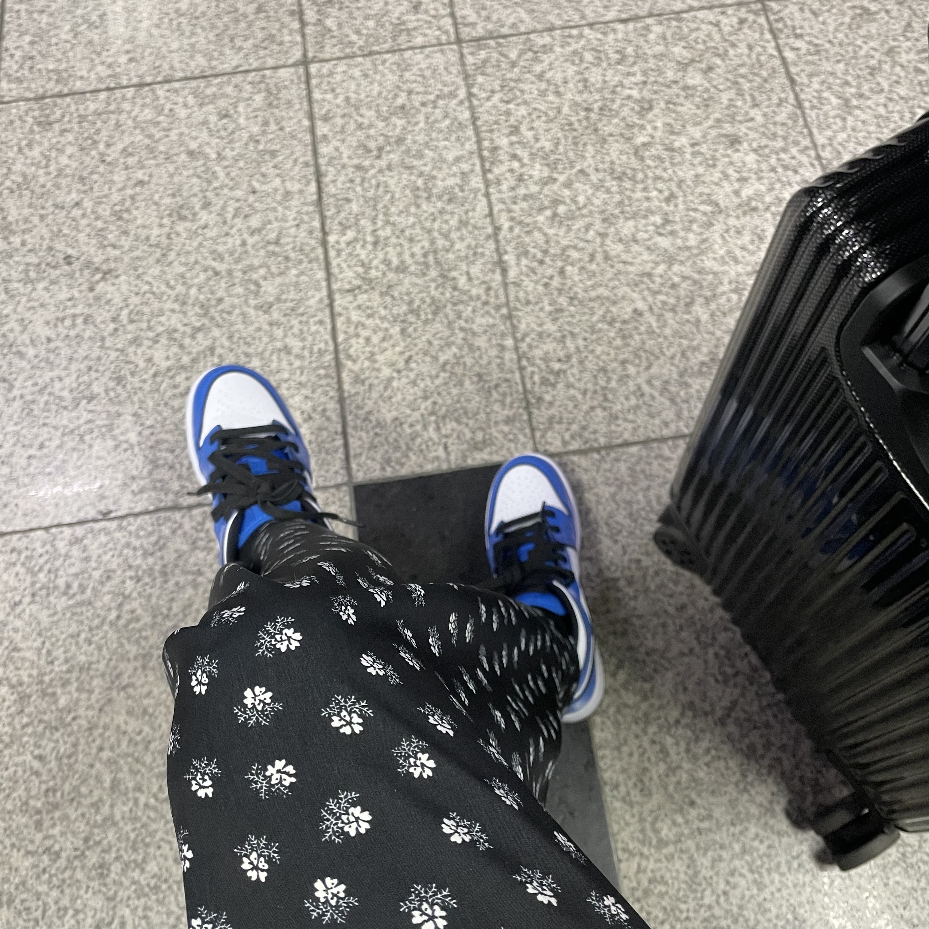(GS) Jordan 1 Mid SE Signal Blue 착용 스타일 - 3