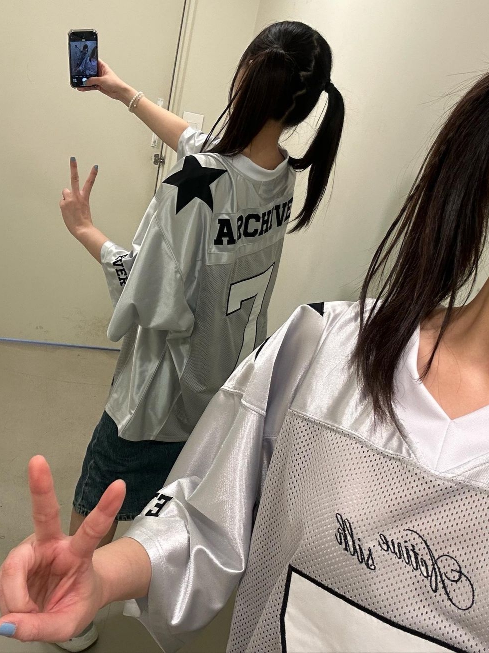 2000Archives Football T-Shirt Silver 착용 스타일 - 3