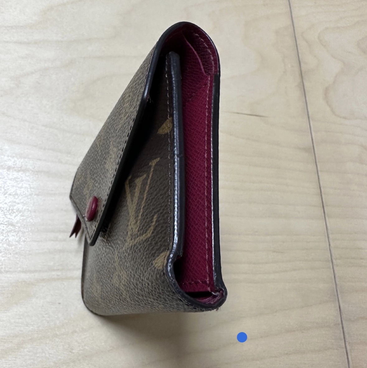 Louis Vuitton Victorine Wallet Monogram Fuchsia 착용 스타일 - 3