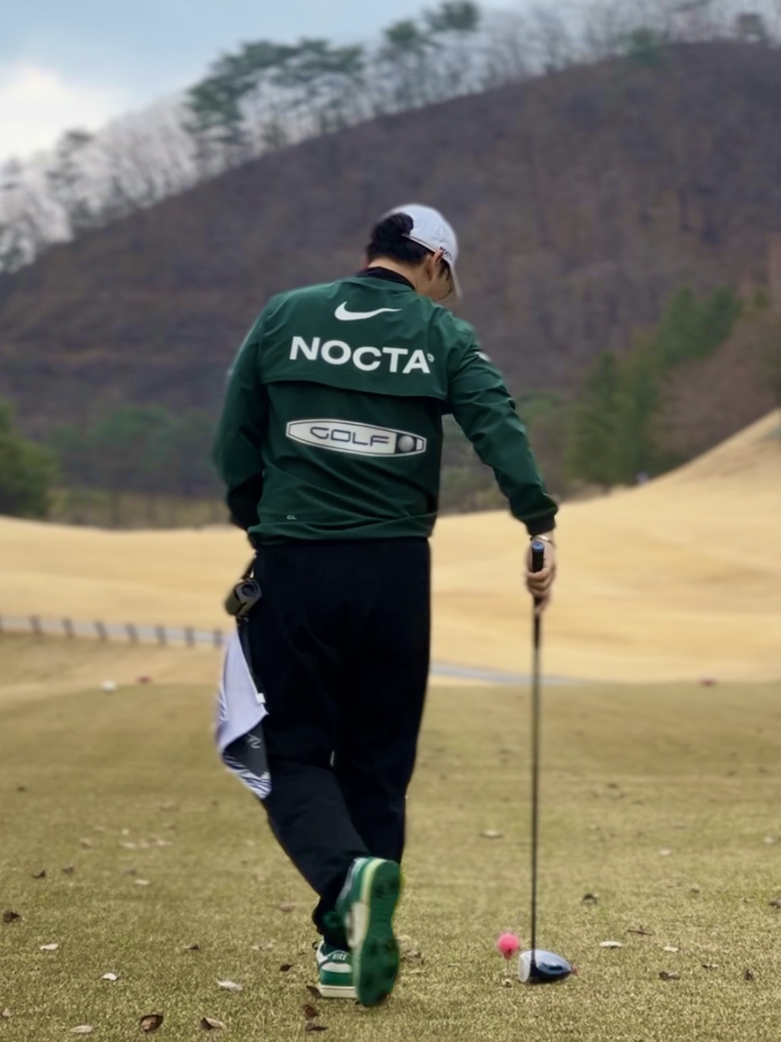 Nike x Drake Nocta Golf Crewneck Top Green - US/EU, Nike x Drake Nocta Golf Crewneck Top Green - Asia 착용 스타일 - 1