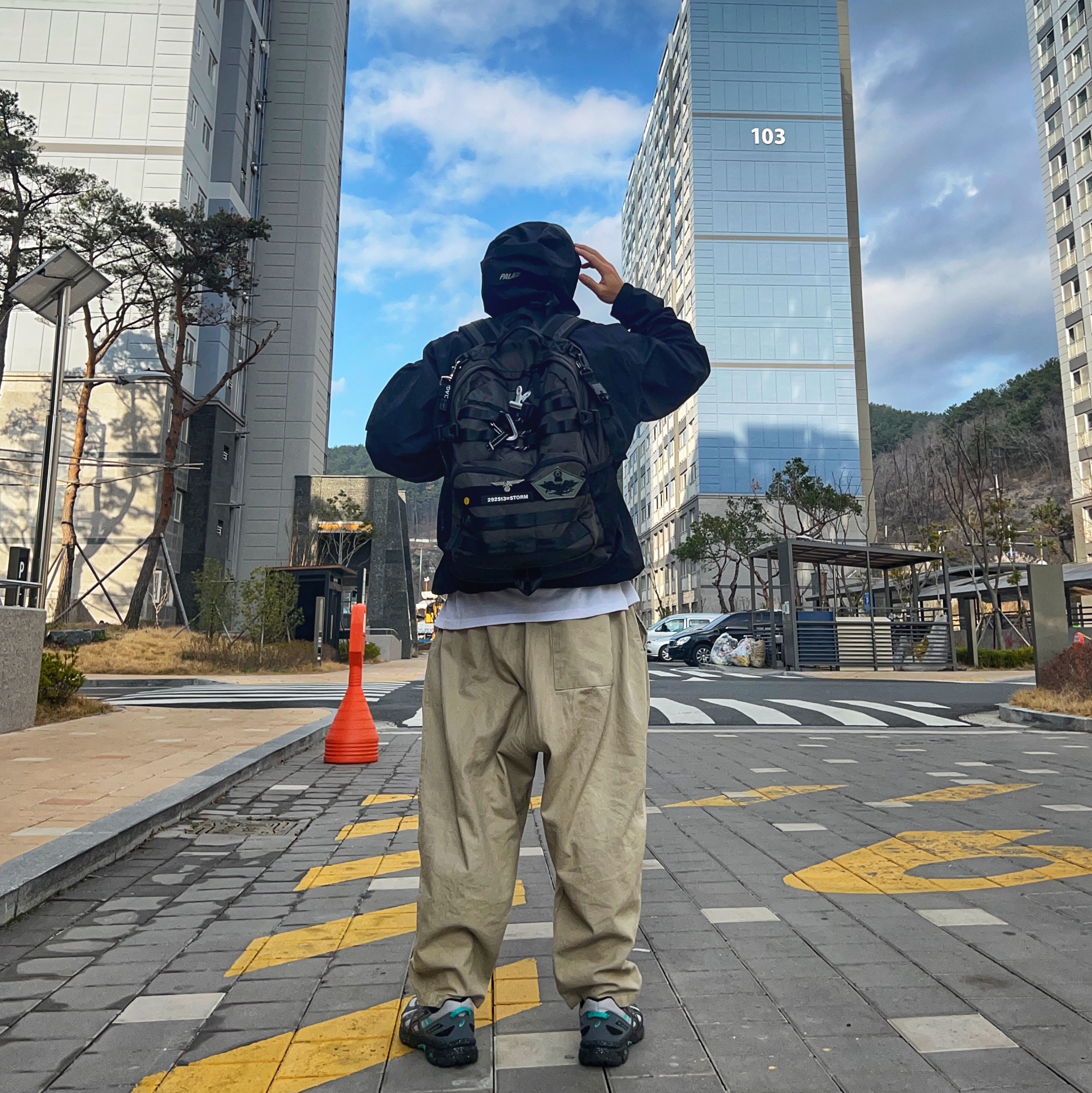 Palace Gore-Tex Cargo Jacket Black - 23SS, Supreme Washed Chino Twill Camp Cap Black 착용 스타일 - 3