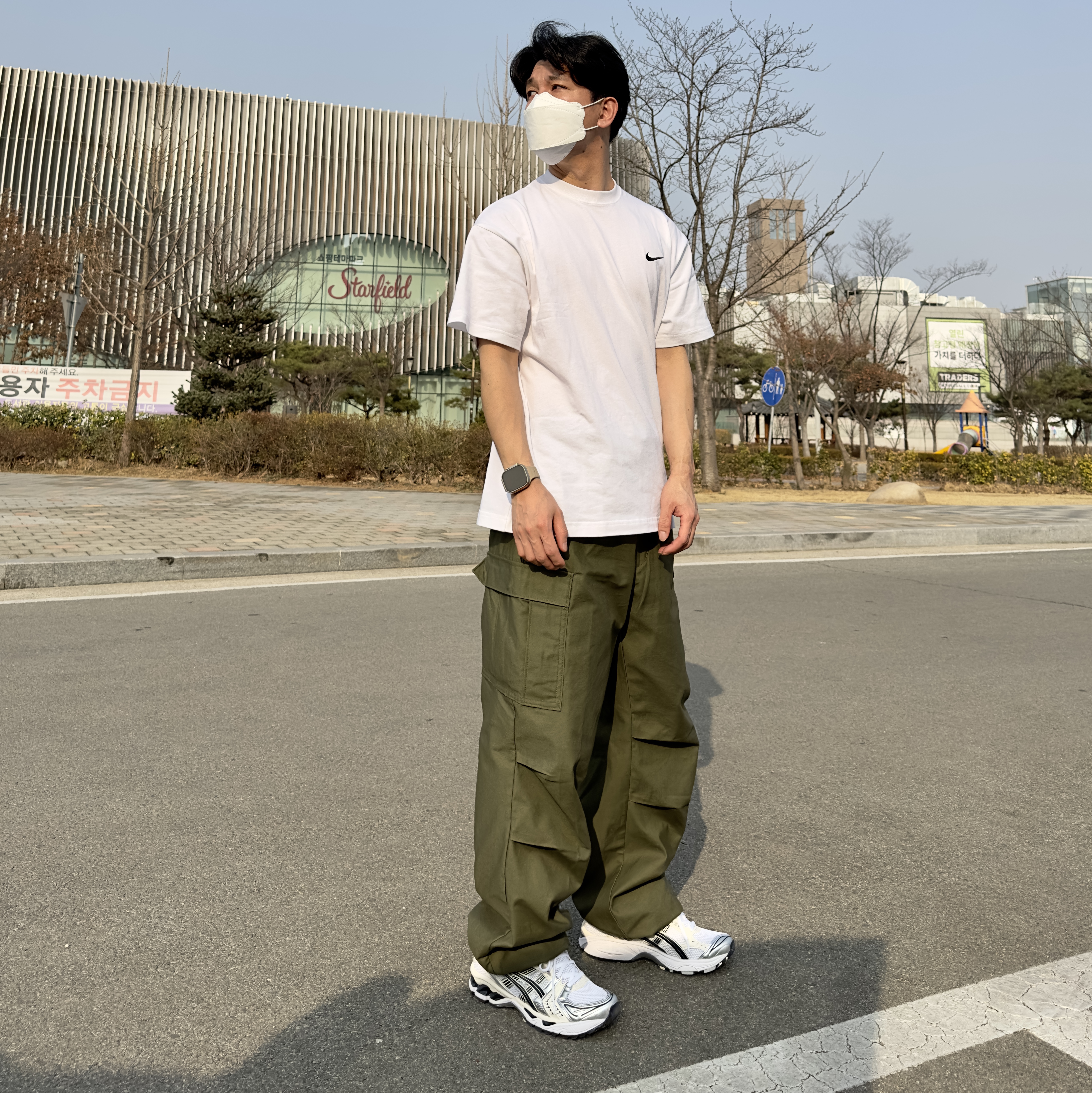 Nike x Stussy T-Shirt White (DV1774-100), (W) Asics Gel-Kayano 14 White Midnight 착용 스타일 - 1