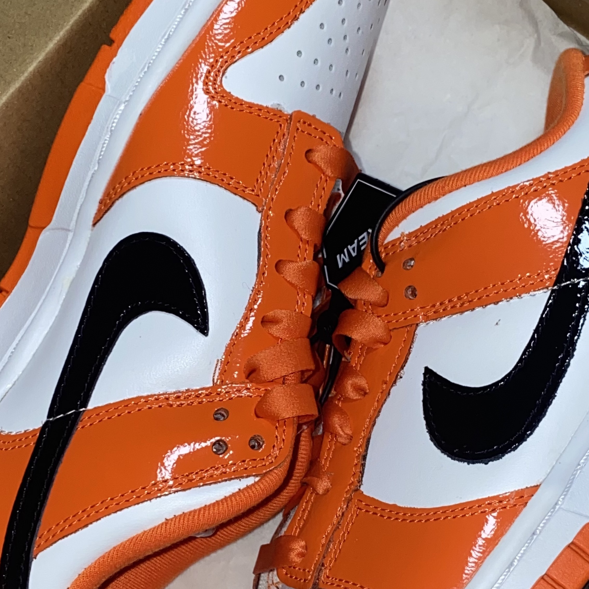 (W) Nike Dunk Low Essential Brilliant Orange 착용 스타일 - 3