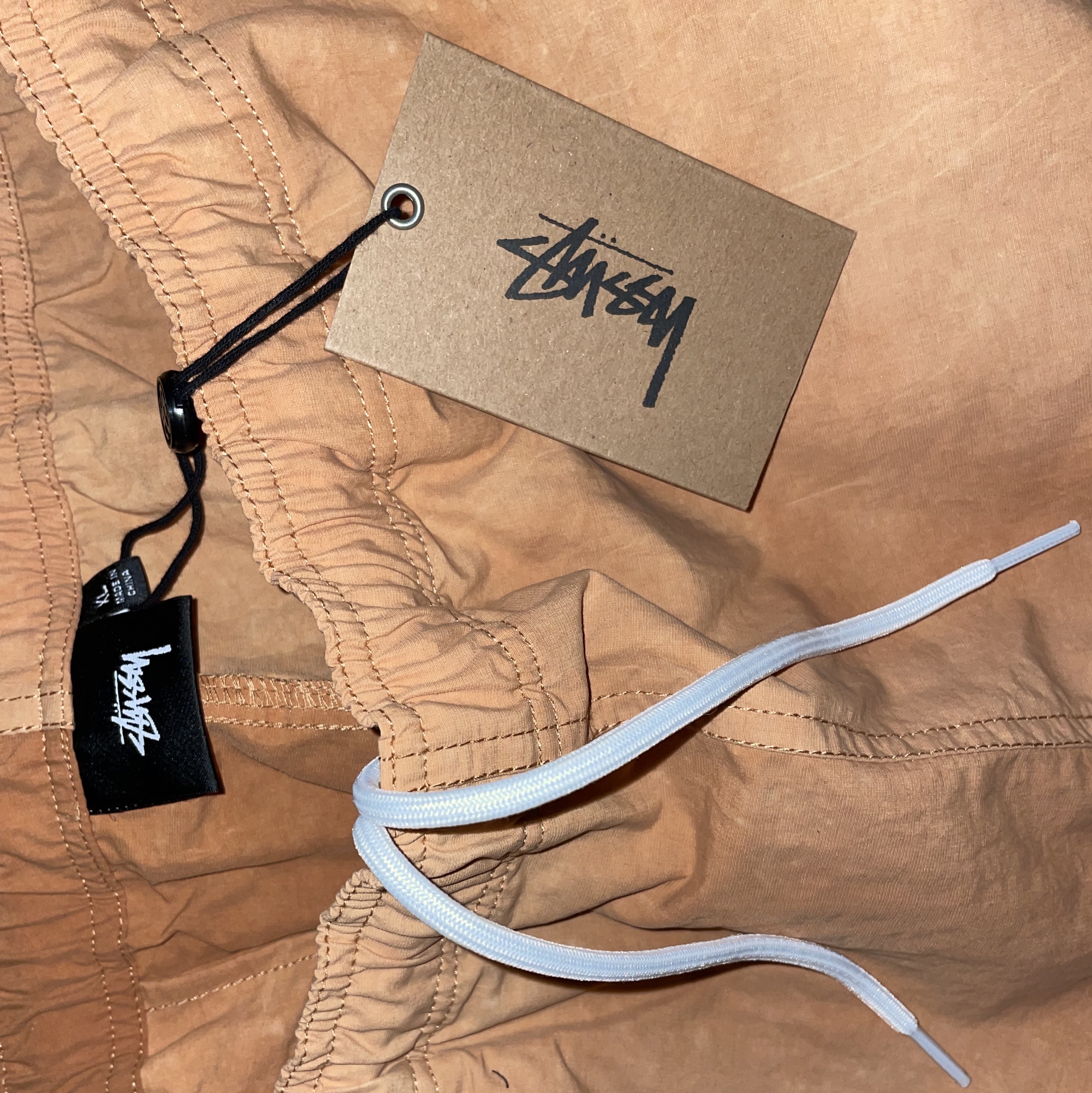 Stussy Wave Dye Nylon Shorts Orange 착용 스타일