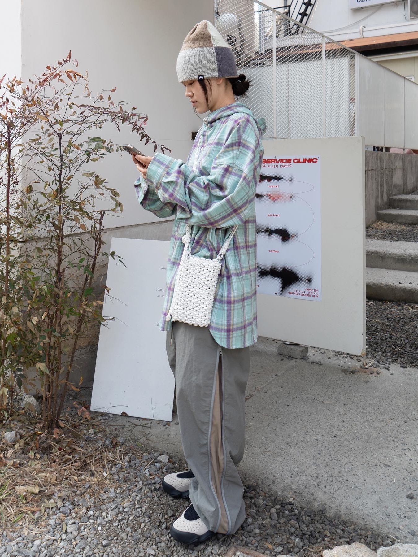 Stussy 8 Square Knit Skullcap Beanie Sand, Oakley Factory Team x Brain Dead Flesh Sandal Sand Blue 착용 스타일 - 1