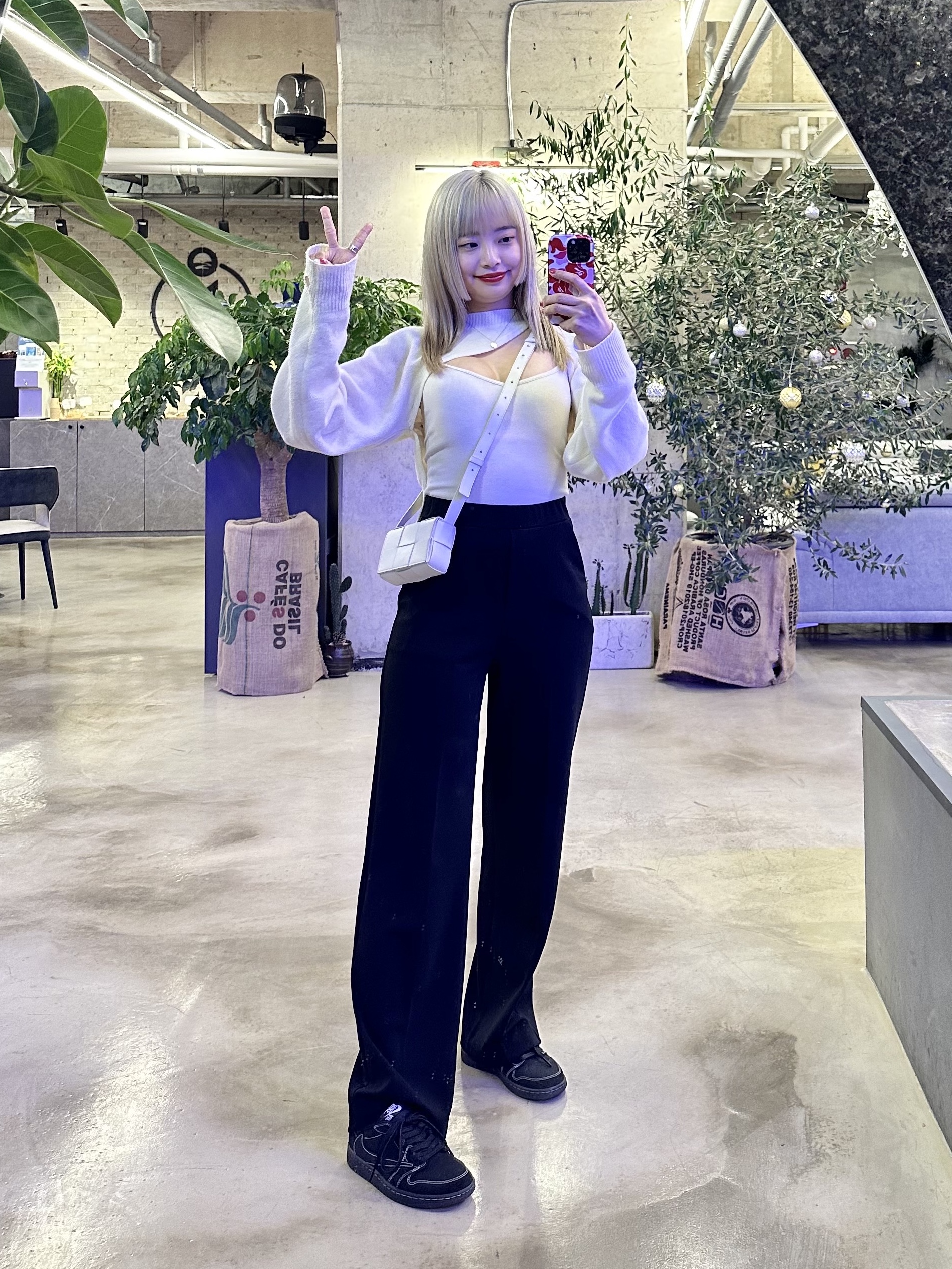 Jordan 1 x Travis Scott Retro Low OG SP Black Phantom, Bottega Veneta Mini Leather Cassette White 착용 스타일 - 2