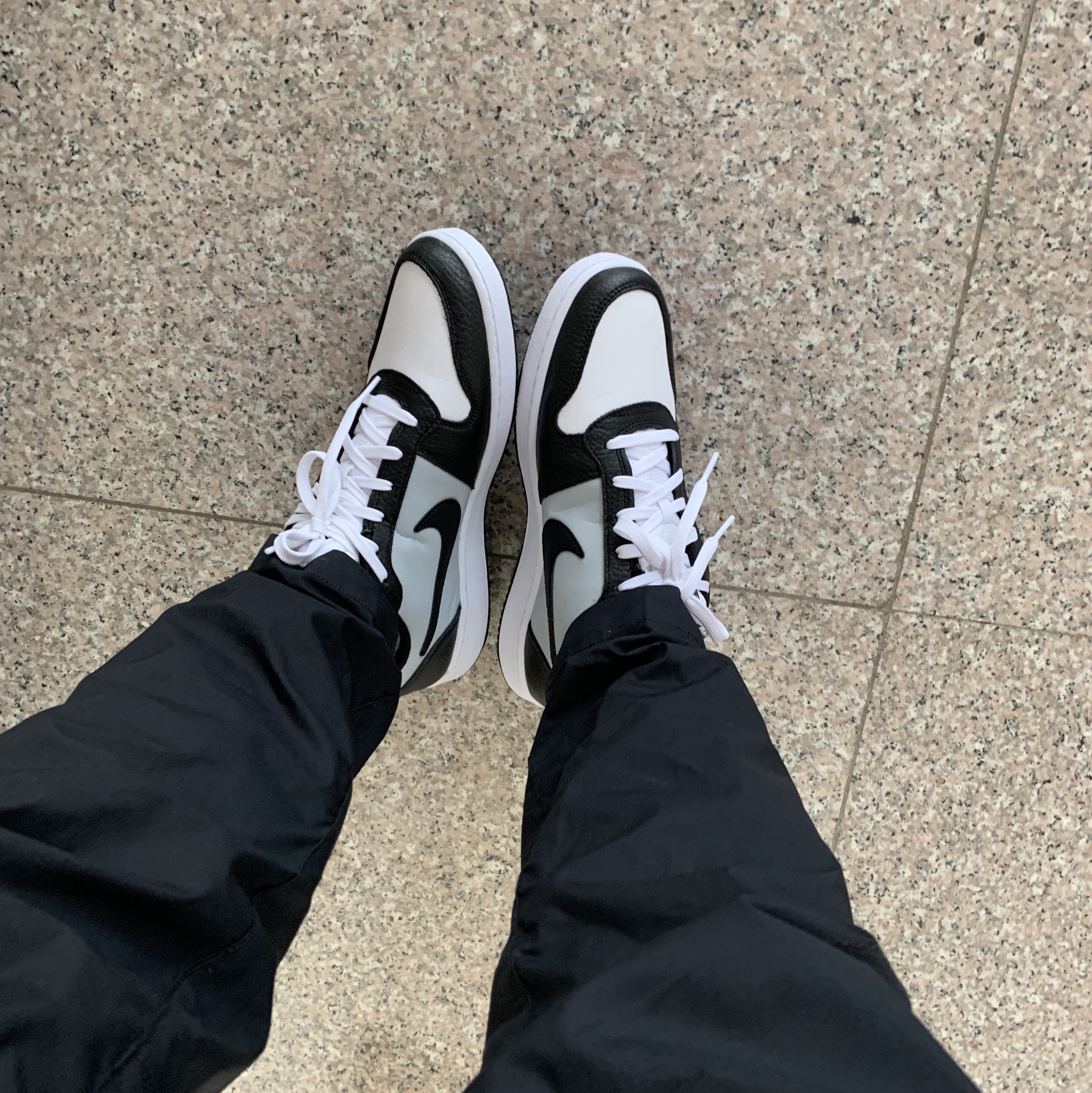 Nike Ebernon Low Premium White Black 착용 스타일 - 2