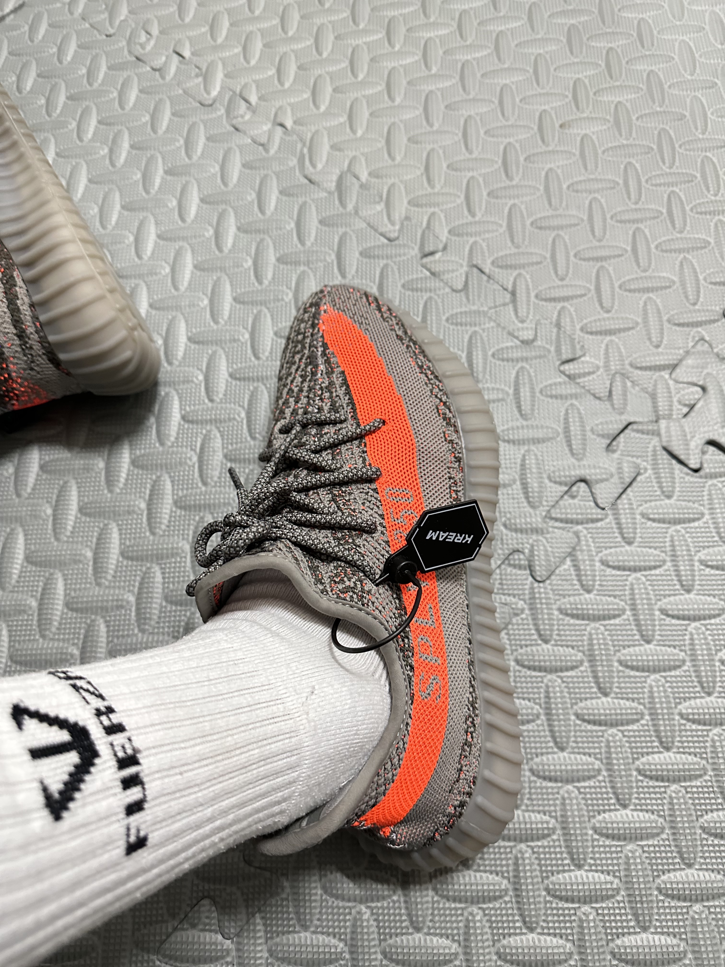 Adidas Yeezy Boost 350 V2 Beluga - Reflective 착용 스타일 - 2