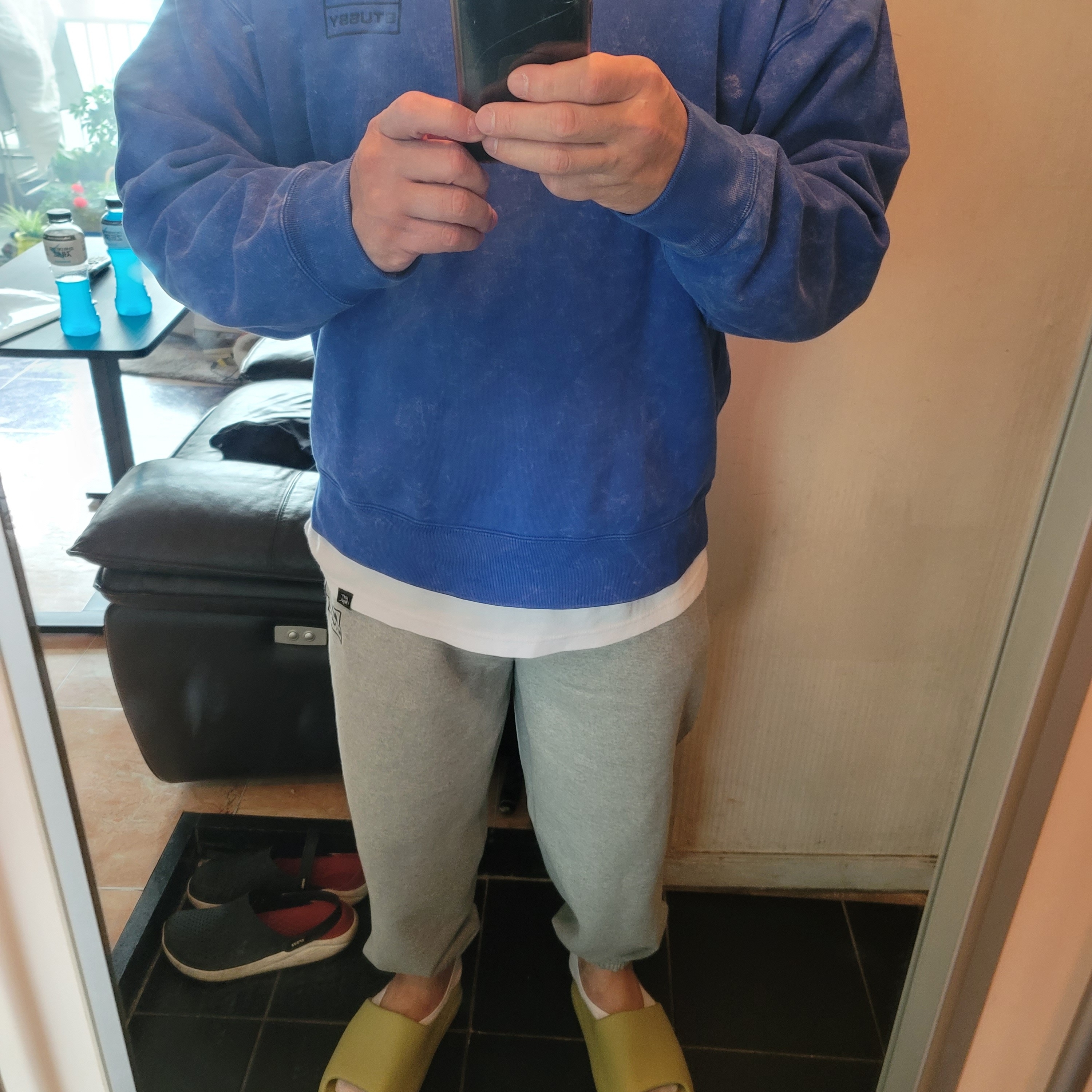 Nike x Stussy NRG Washed Fleece Crewneck Black (DO5310-010), Nike x Stussy NRG Washed Fleece Pants Black (DO5296-010) 착용 스타일 - 2