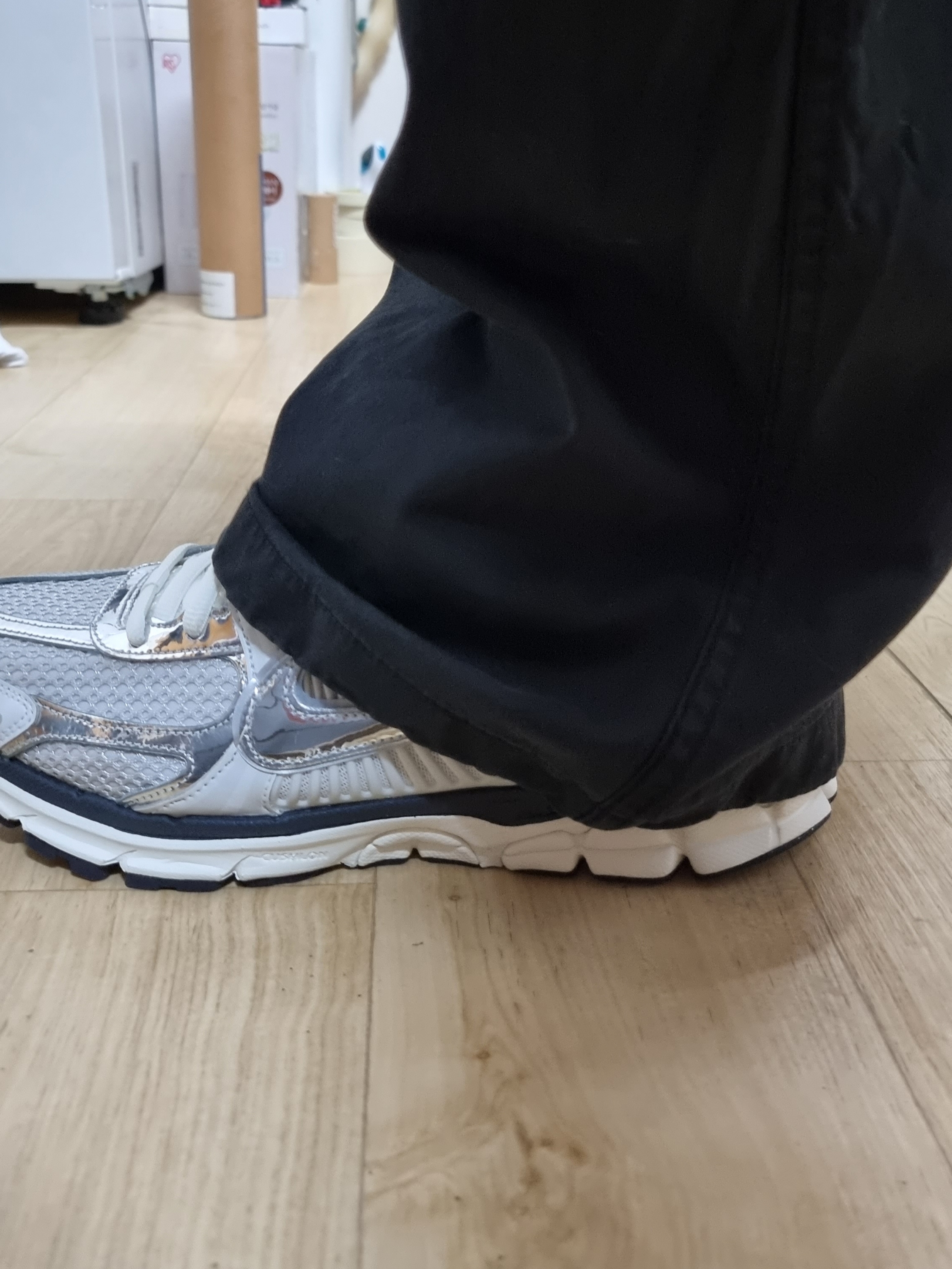 (W) Nike Zoom Vomero 5 Photon Dust and Metallic Silver 착용 스타일 - 2