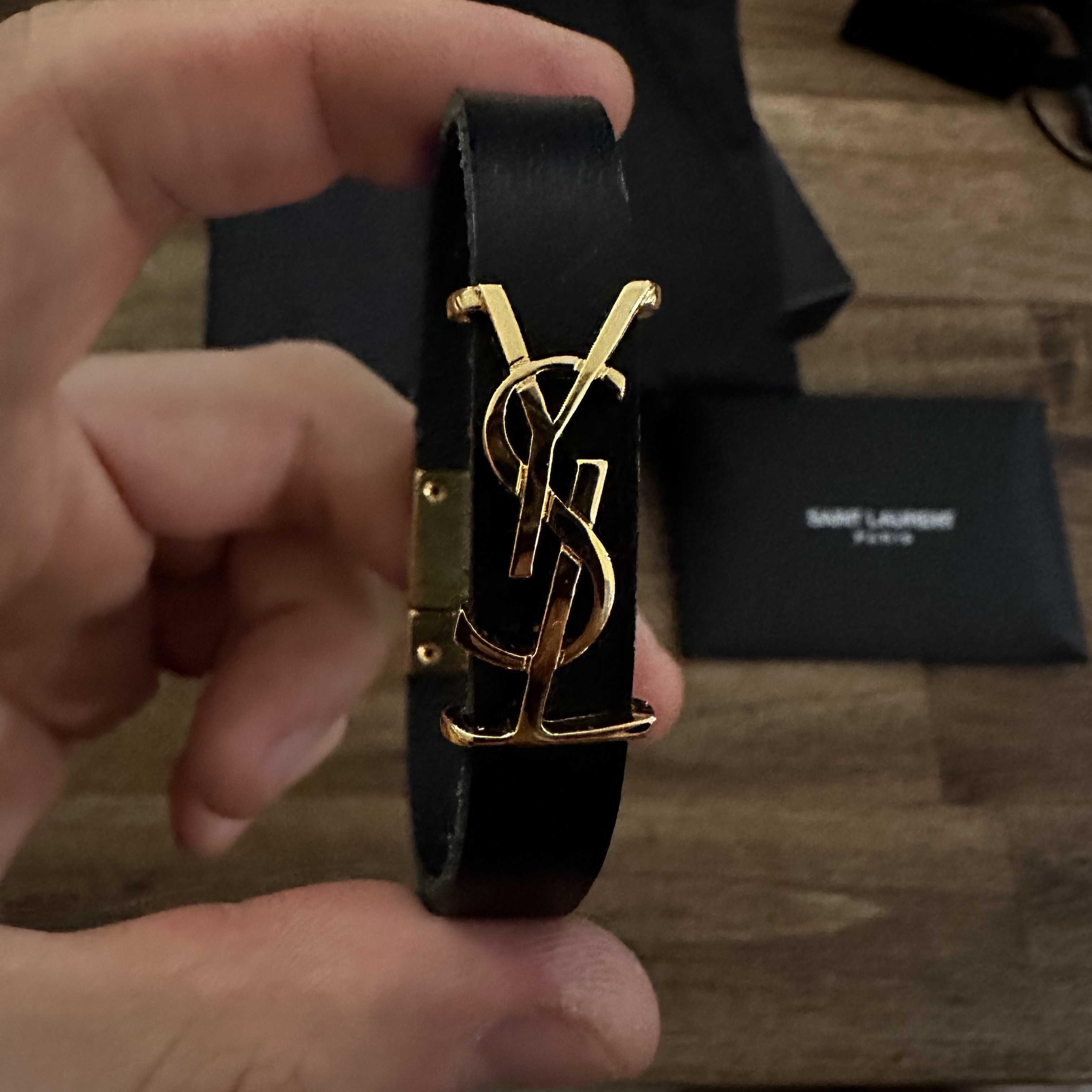 Saint Laurent Opyum Bracelet in Leather Gold Black 착용 스타일 - 1